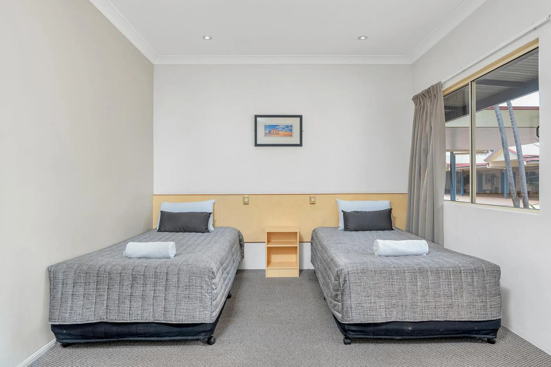 Bed in Midlander Motor Inn