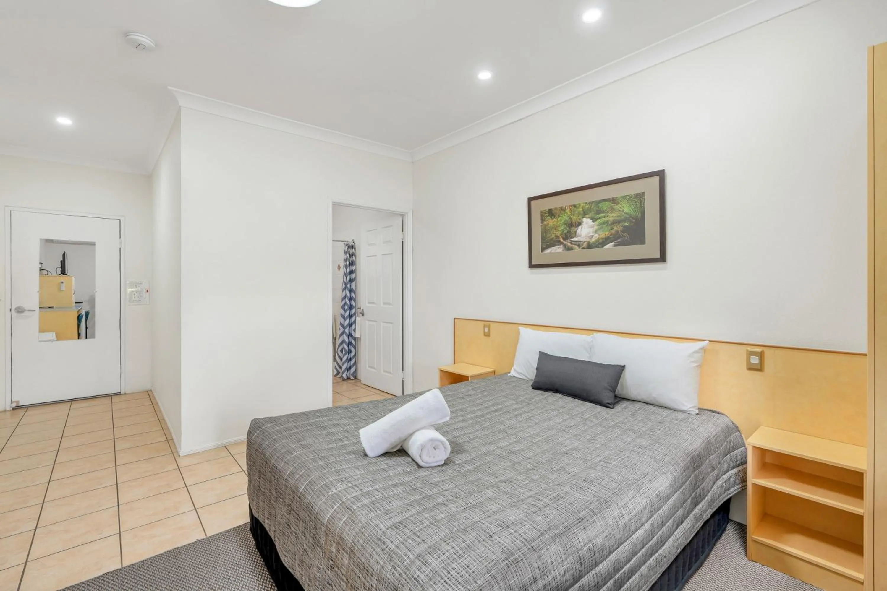 Bed in Midlander Motor Inn