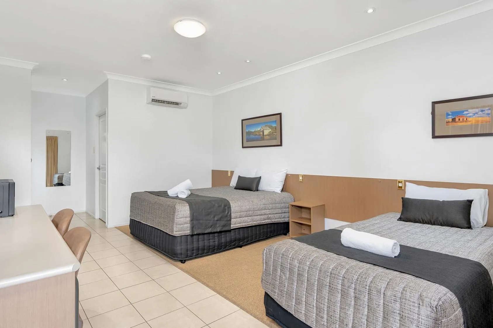 Bed in Midlander Motor Inn