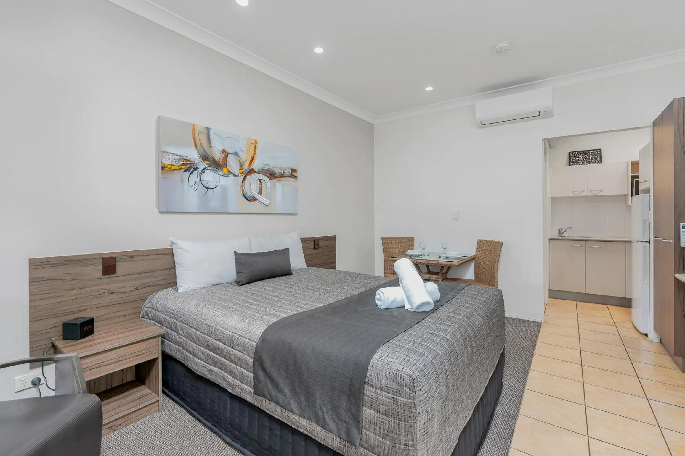 Bed in Midlander Motor Inn