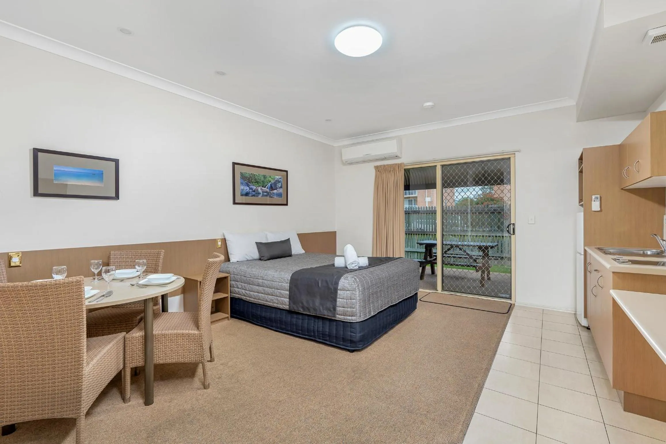 Dining area, Bed in Midlander Motor Inn