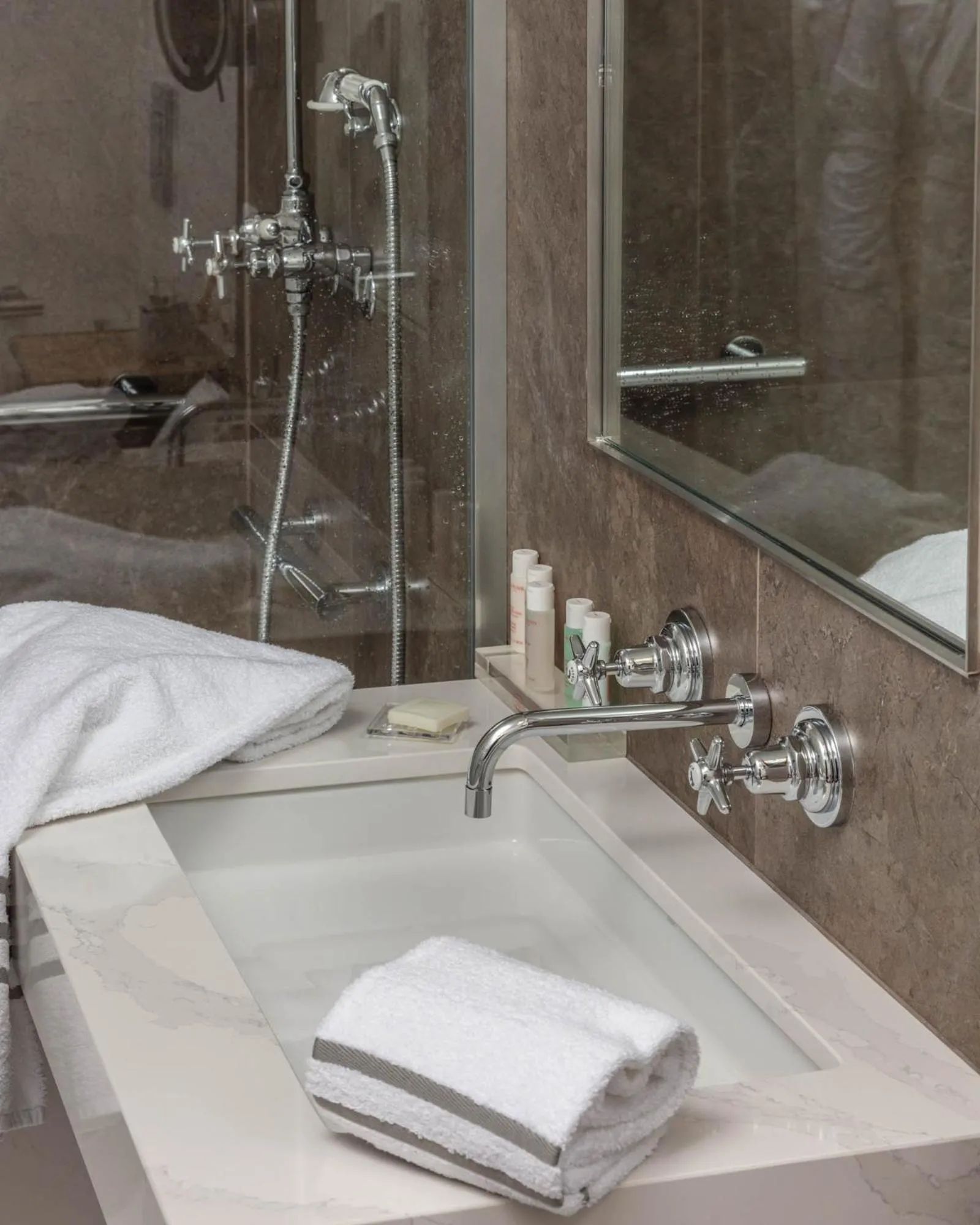 Bathroom in Hôtel Lancaster Paris Champs-Elysées