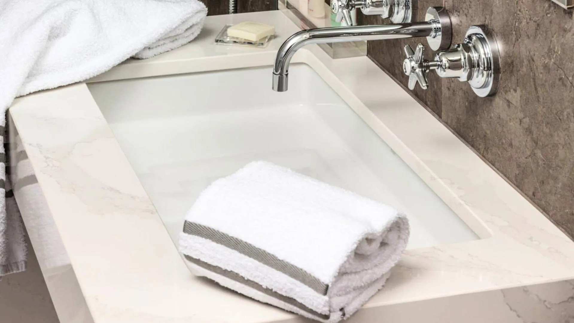 Bathroom in Hôtel Lancaster Paris Champs-Elysées