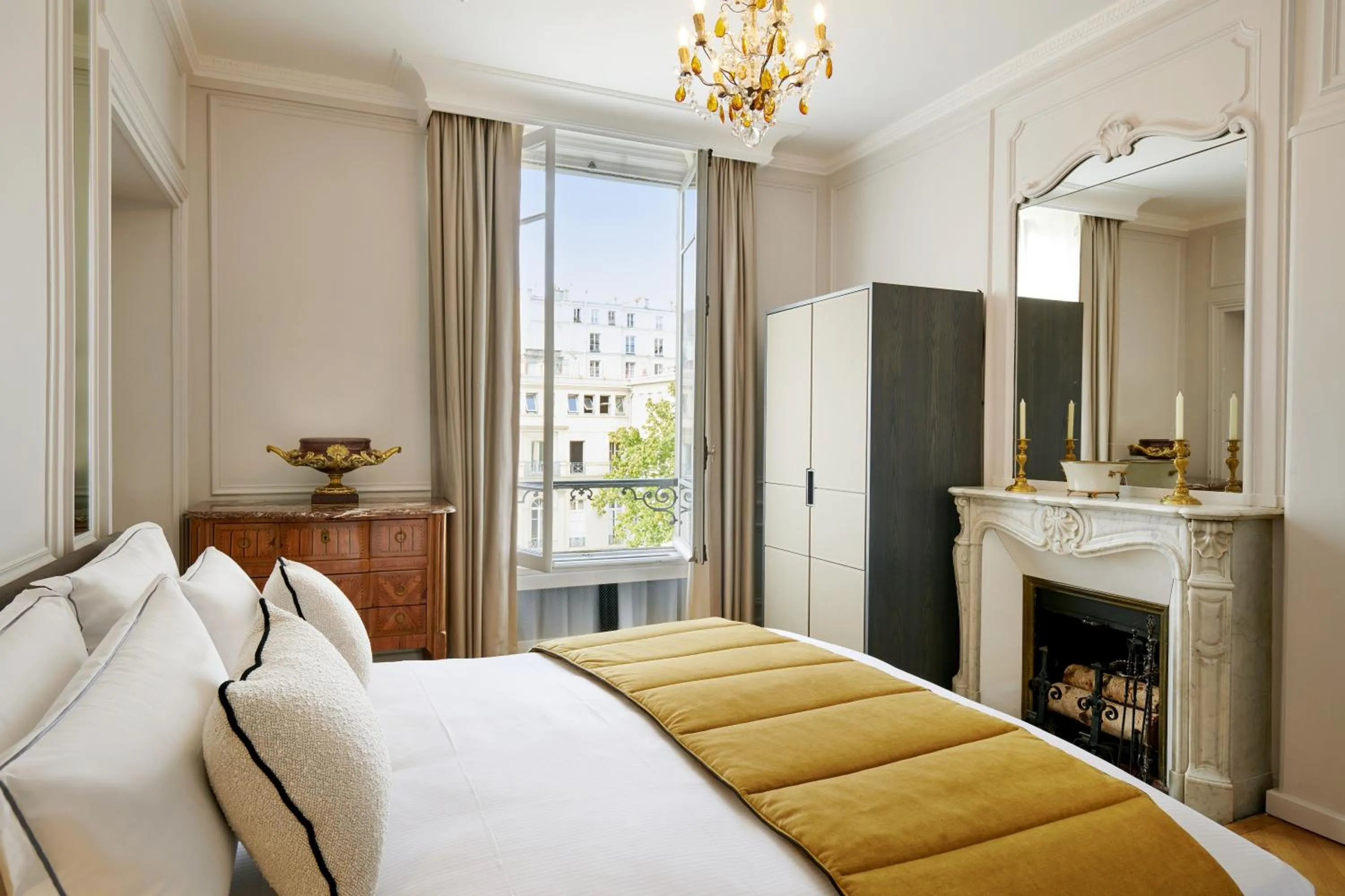 Bedroom, Bed in Hôtel Lancaster Paris Champs-Elysées