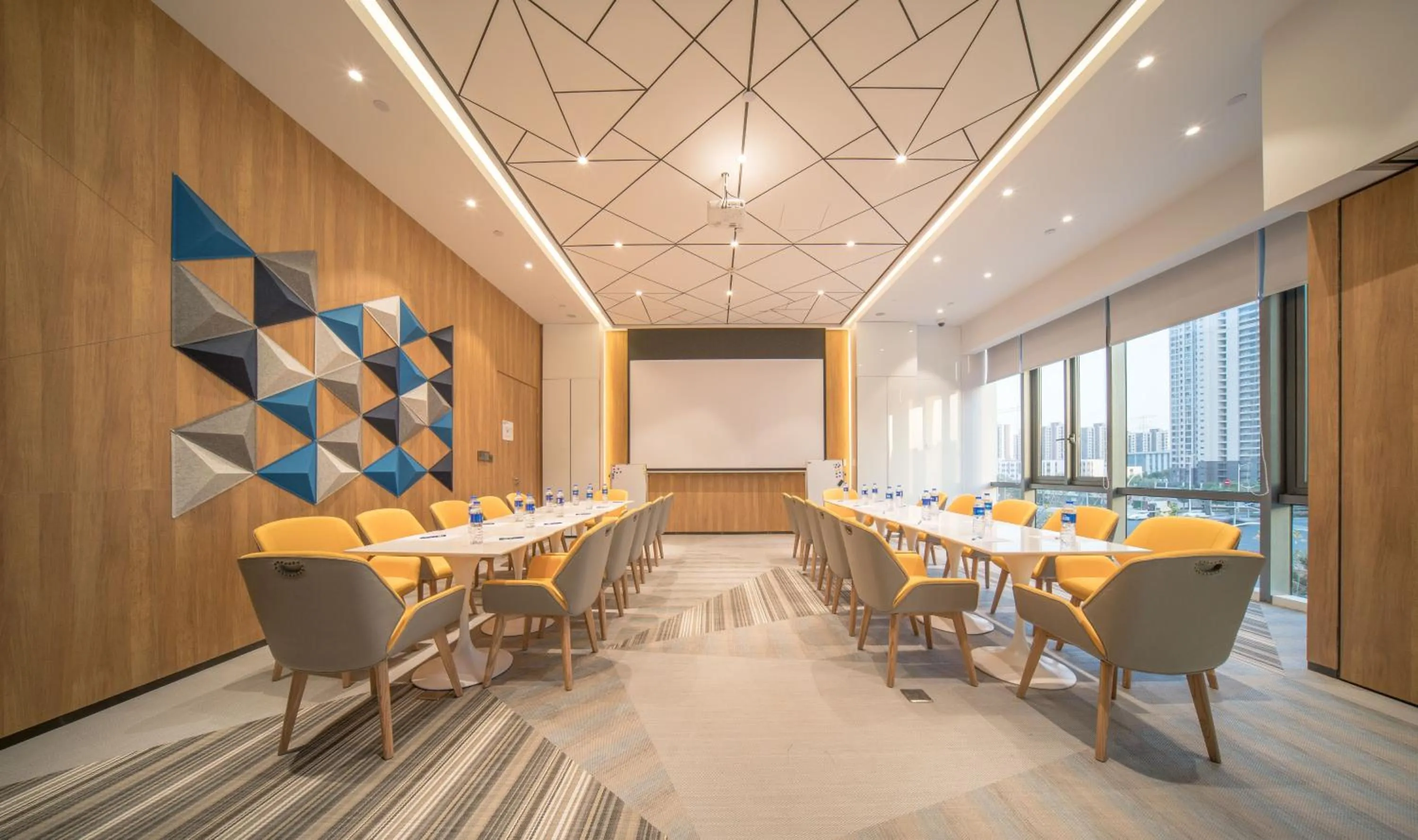 Meeting/conference room in Holiday Inn Express Shanghai Huijin by IHG