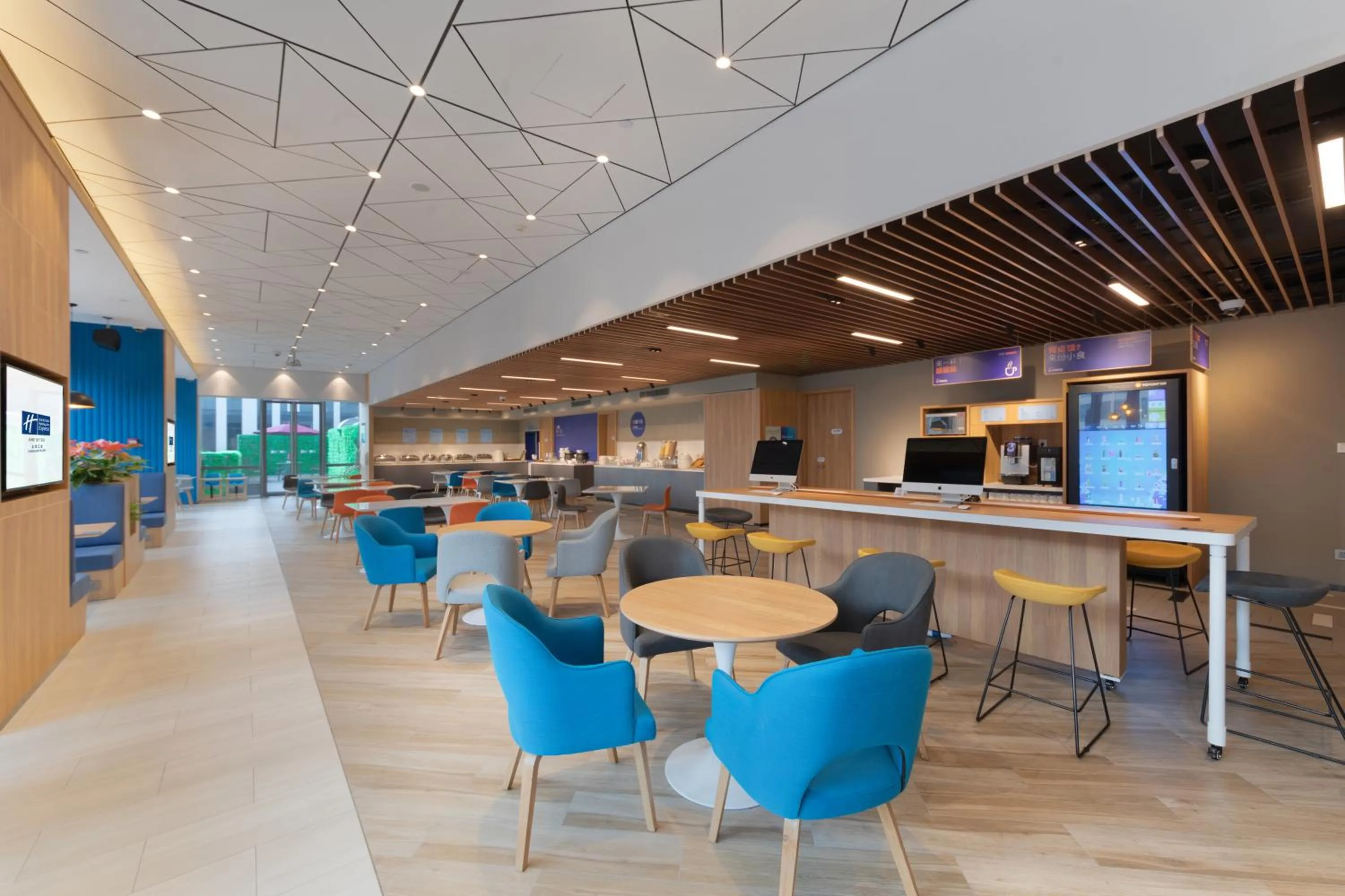 Restaurant/places to eat in Holiday Inn Express Shanghai Huijin by IHG