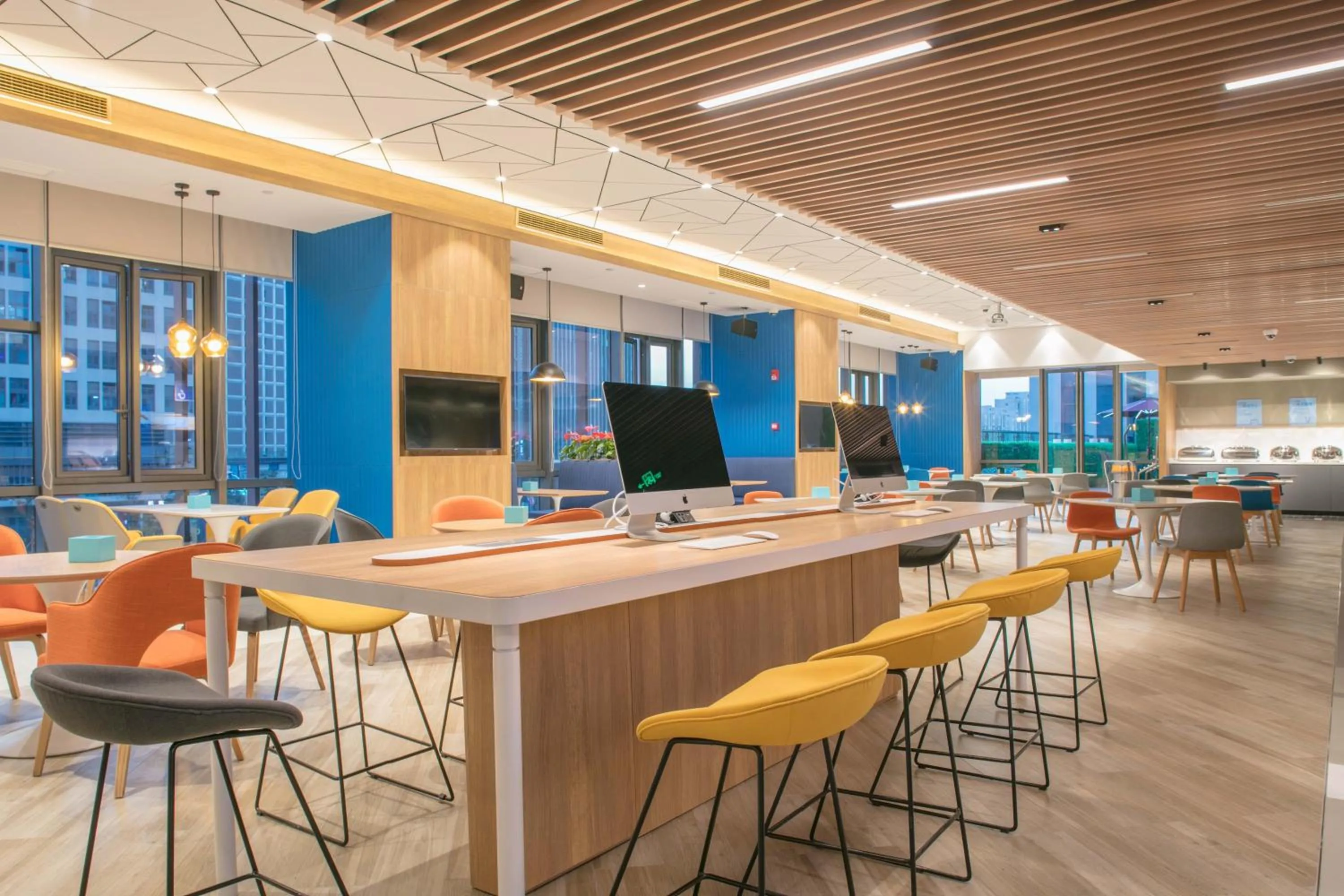 Restaurant/places to eat in Holiday Inn Express Shanghai Huijin by IHG