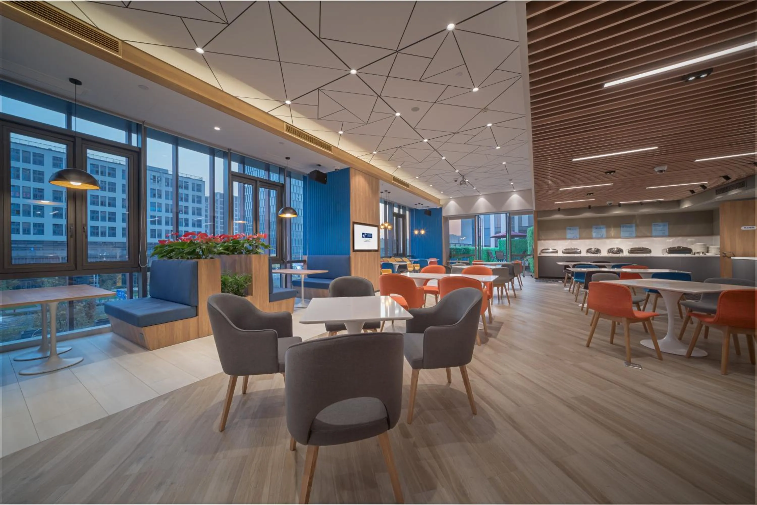 Restaurant/places to eat in Holiday Inn Express Shanghai Huijin by IHG