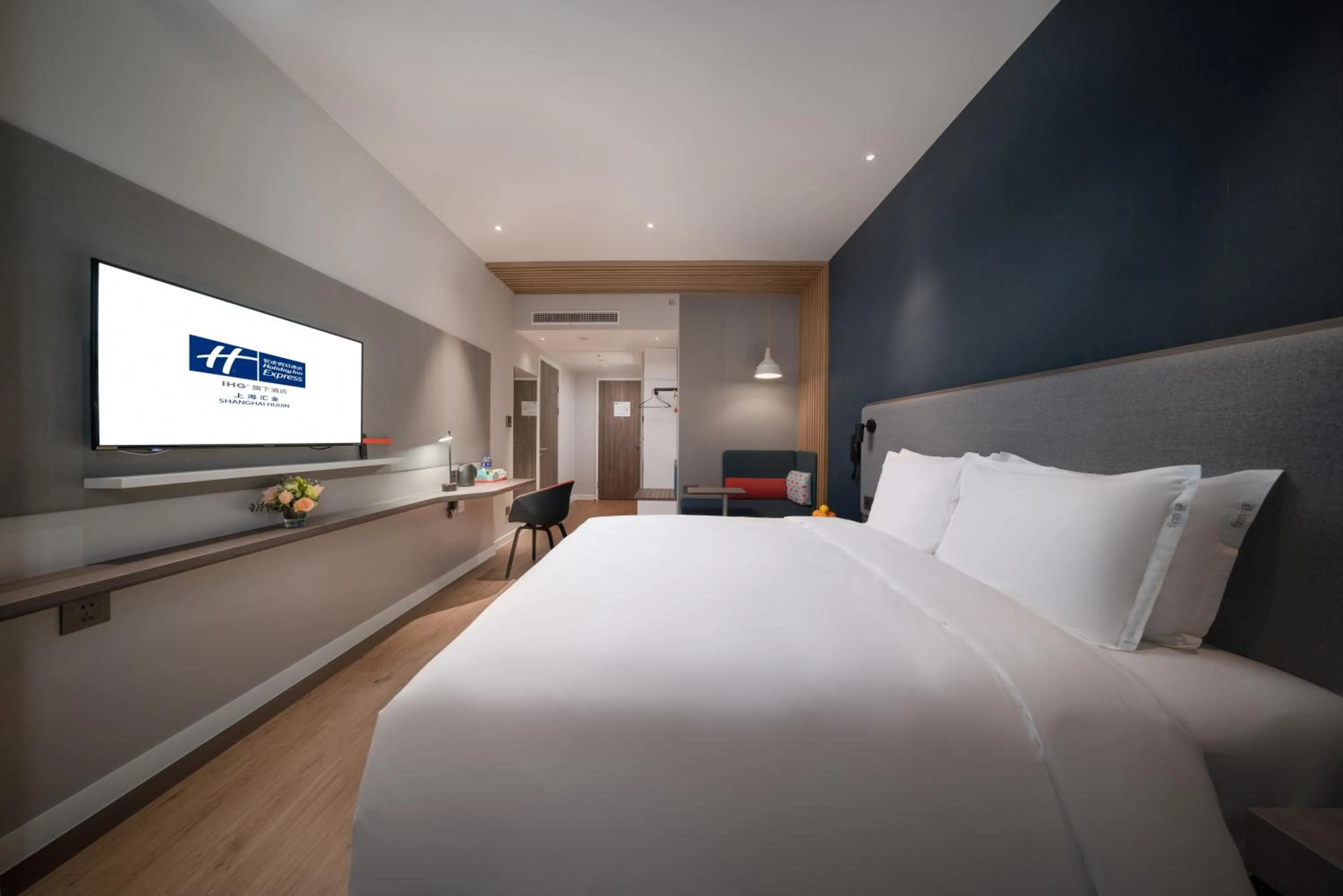 Bed in Holiday Inn Express Shanghai Huijin by IHG