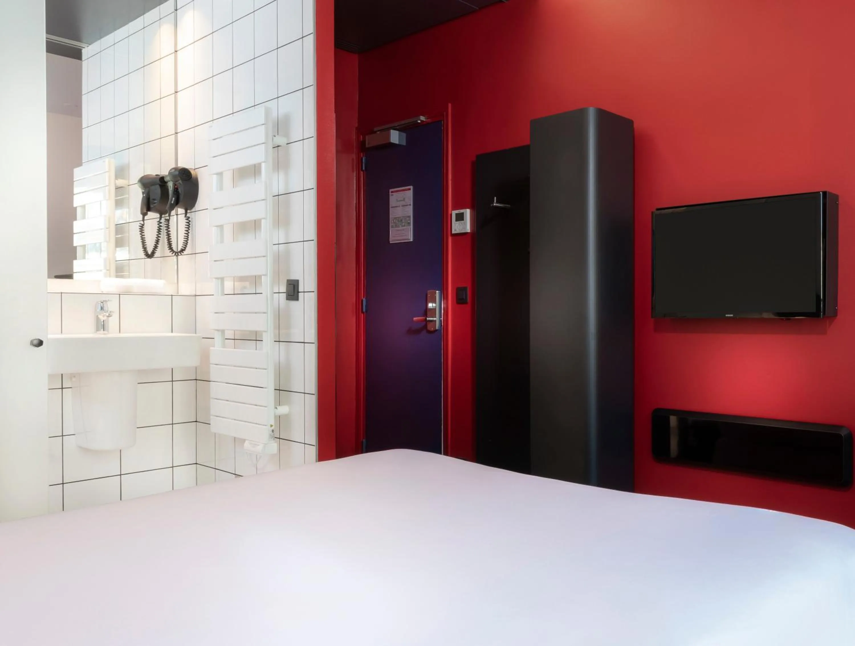 Bathroom, Bed in Libertel Gare de L'Est Francais