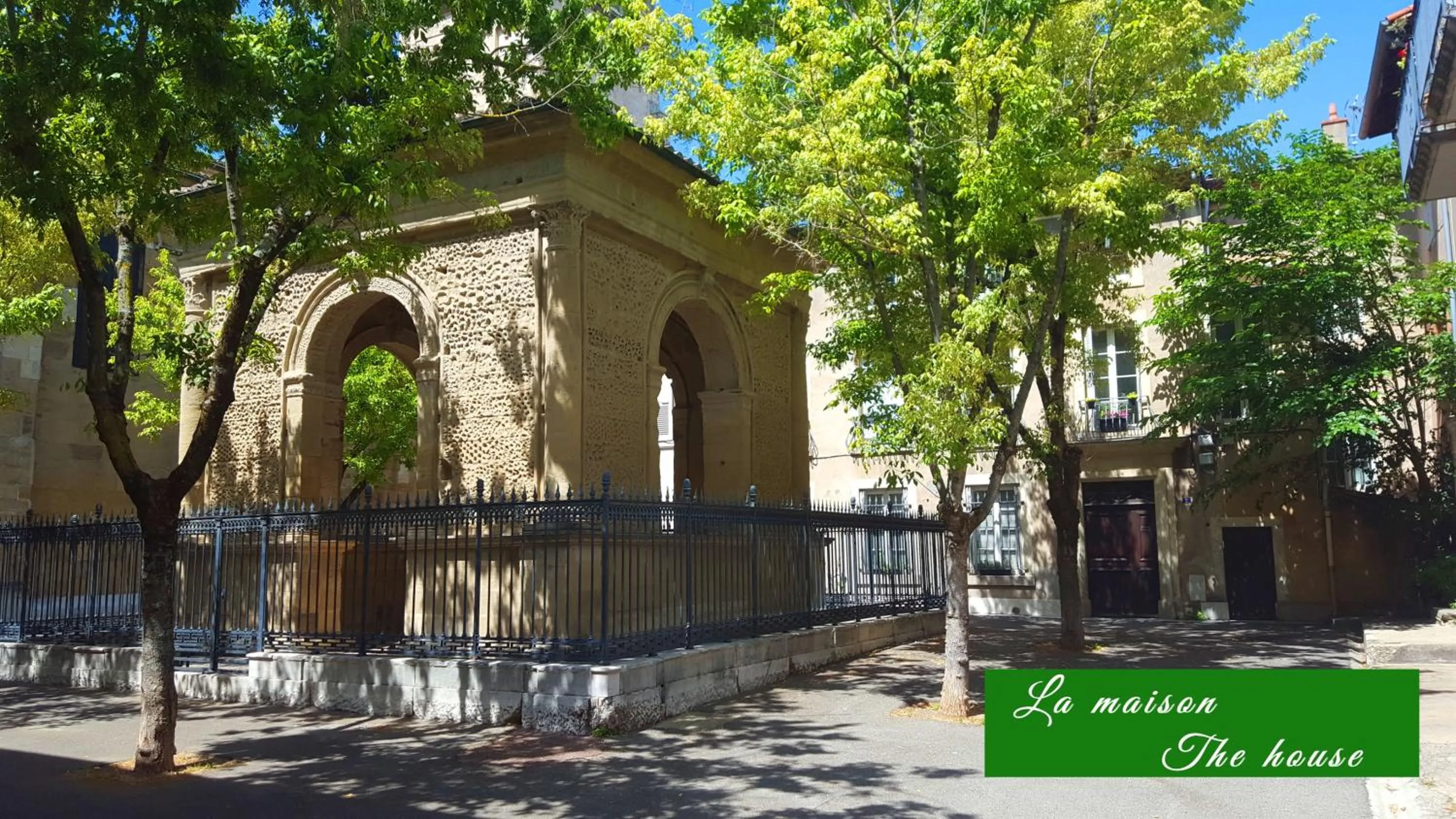 Property building in Chambre de charme au coeur du vieux Valence - Confort & Calme