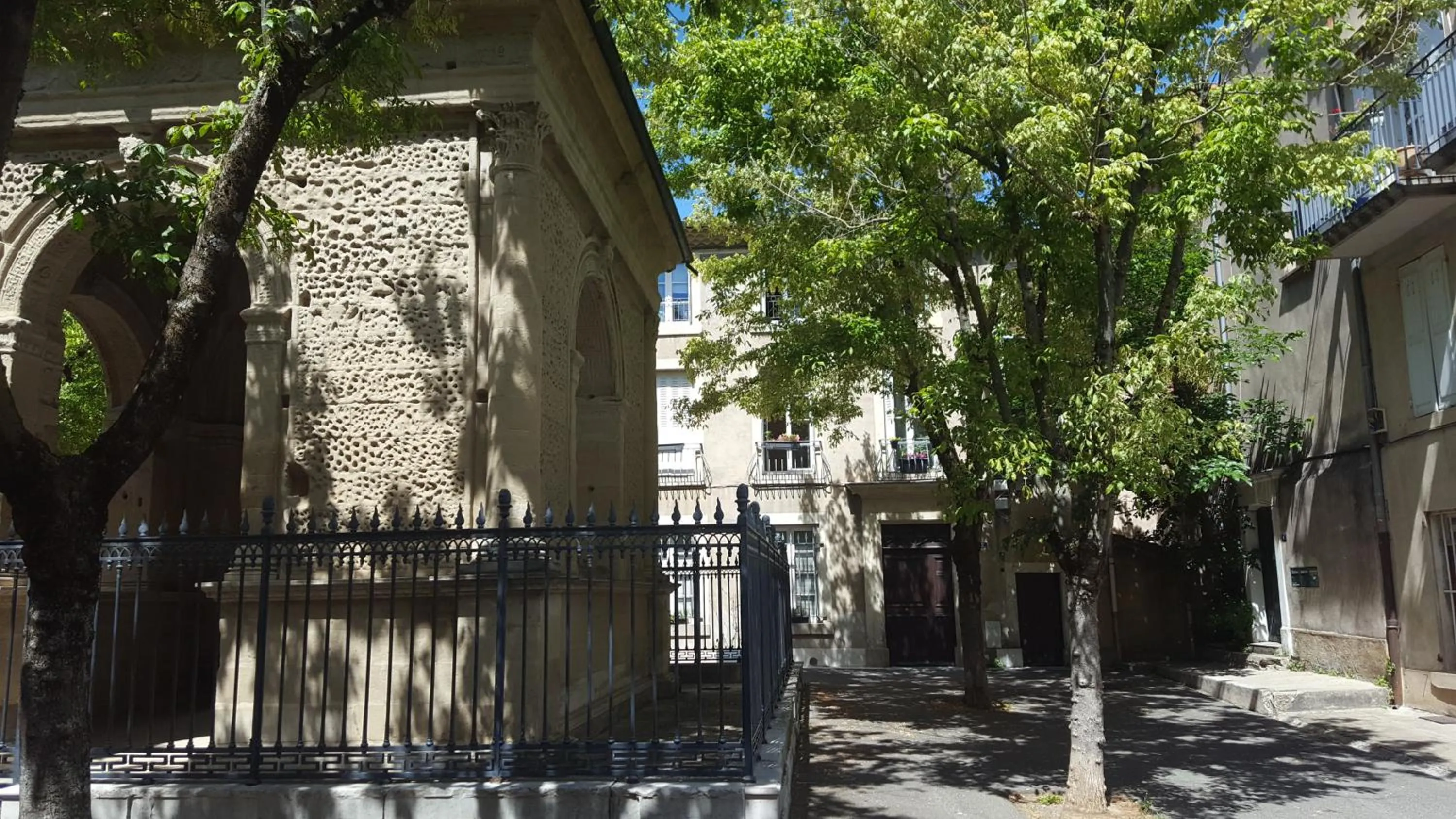 Property building in Chambre de charme au coeur du vieux Valence - Confort & Calme