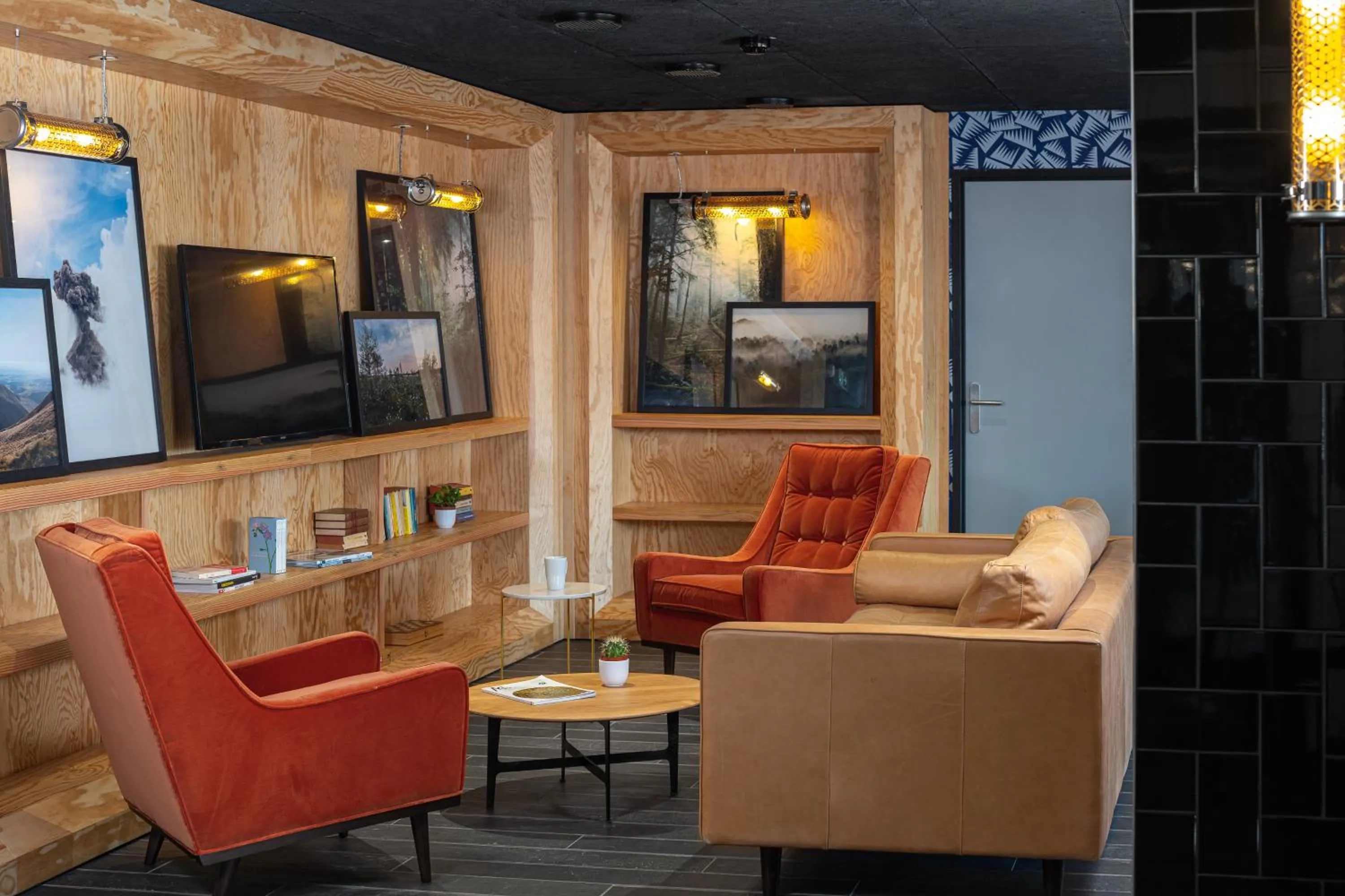 Communal lounge/ TV room in Eklo Hotels Clermont-Ferrand Centre Gare