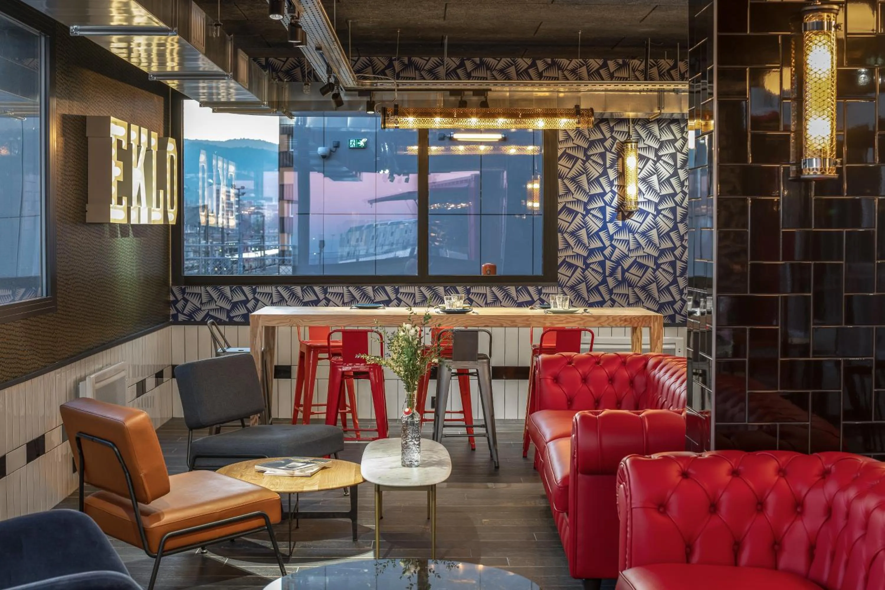 Communal lounge/ TV room in Eklo Hotels Clermont-Ferrand Centre Gare