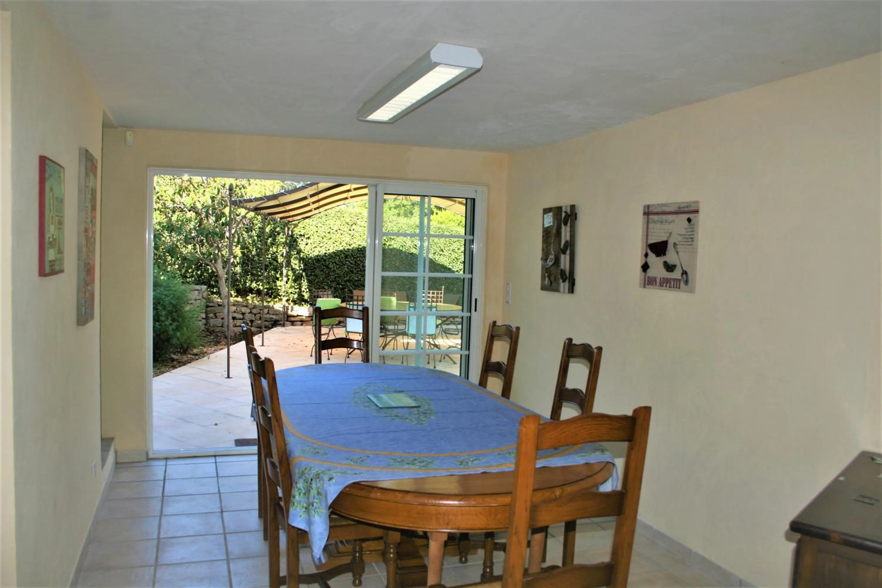 Kitchen or kitchenette in LE MAS DES TARENTES Chambres d'hôtes
