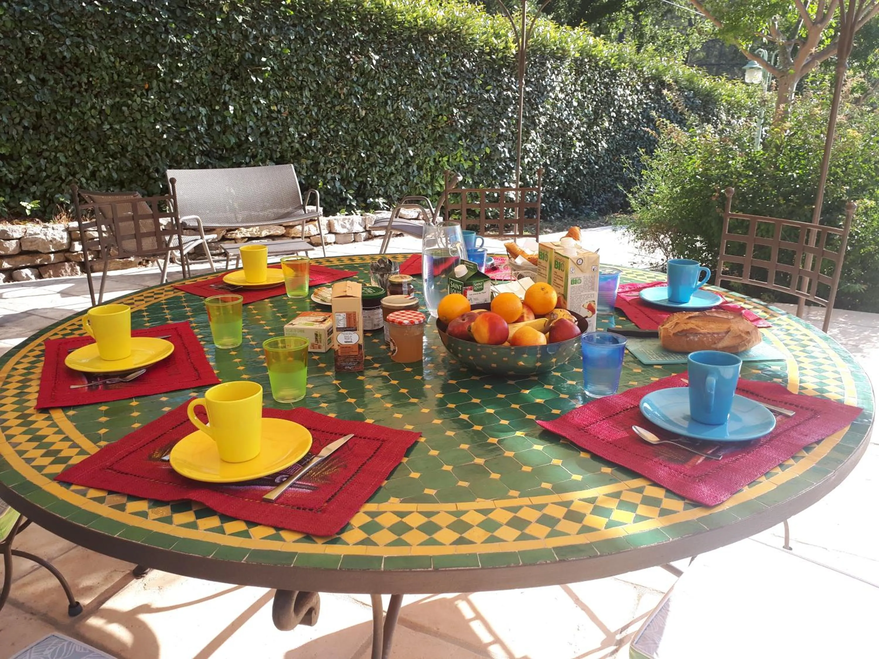 Breakfast in LE MAS DES TARENTES Chambres d'hôtes