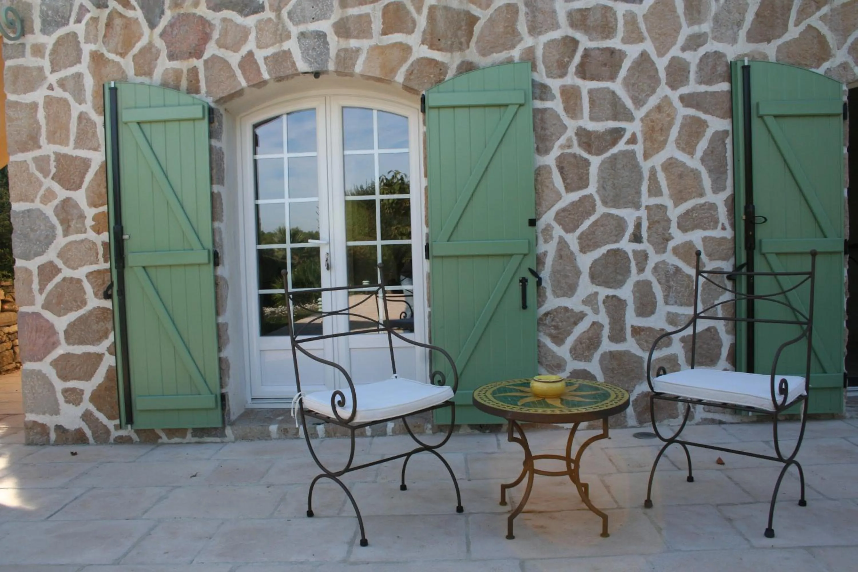 Patio in LE MAS DES TARENTES Chambres d'hôtes