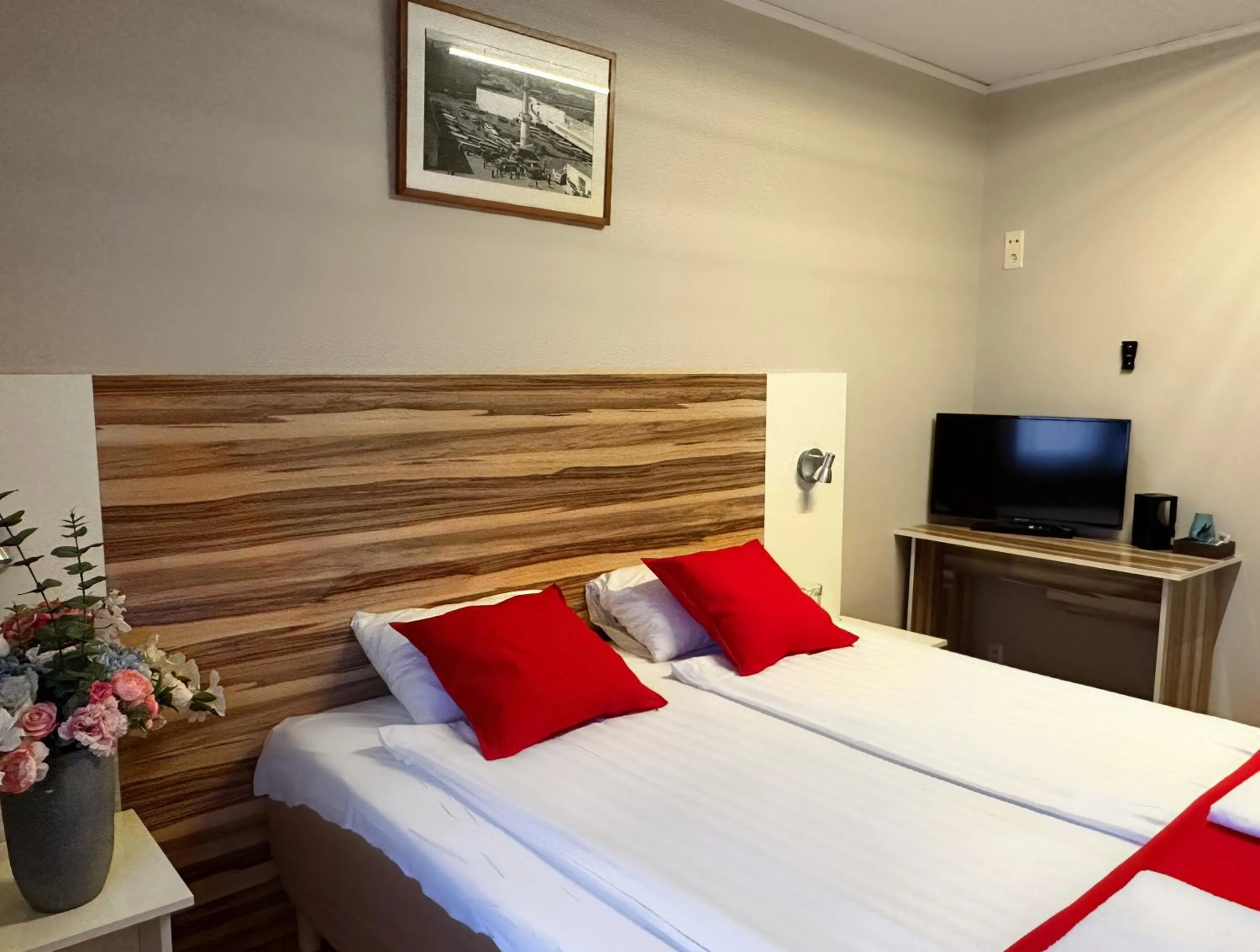 Communal lounge/ TV room, Bed in Arkadia Hotel & Hostel
