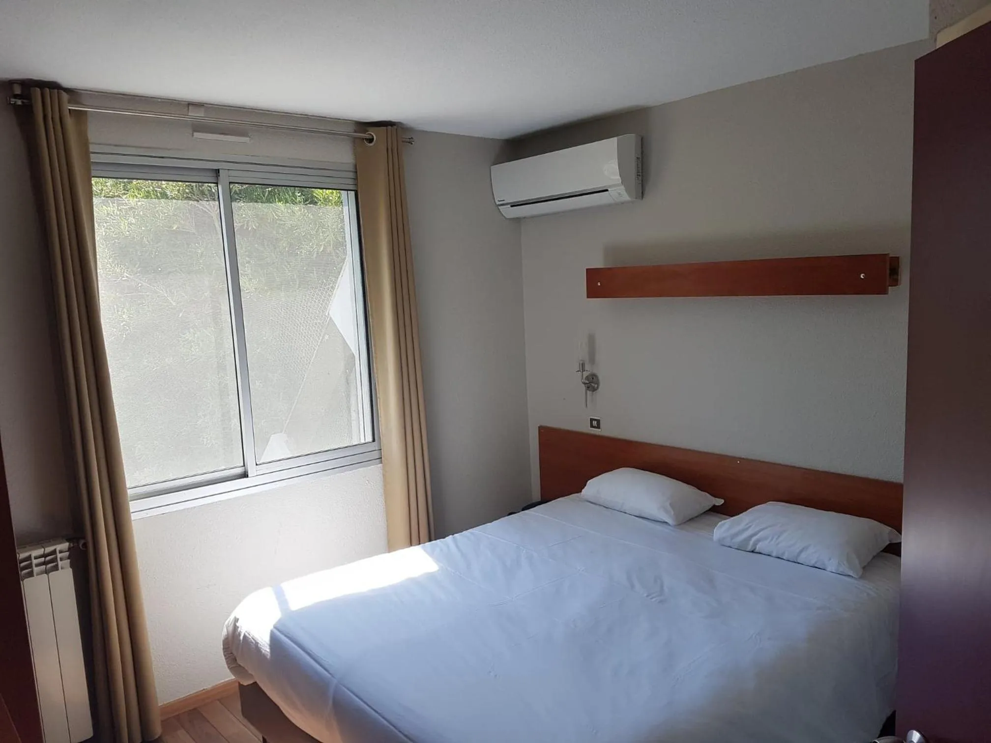 Bed in Hôtel Point Bleu