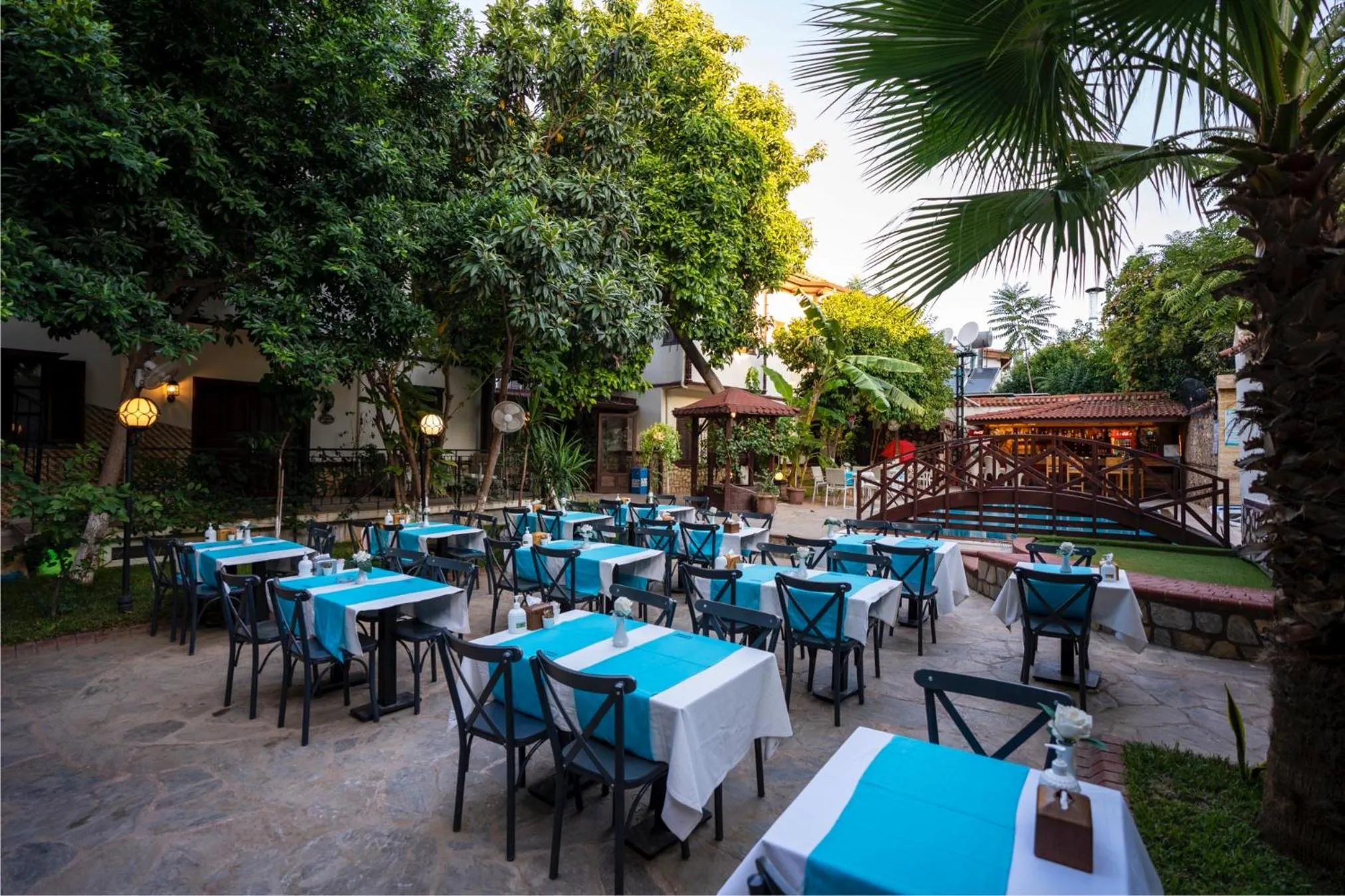 Restaurant/places to eat in Castle Old Town Hotel