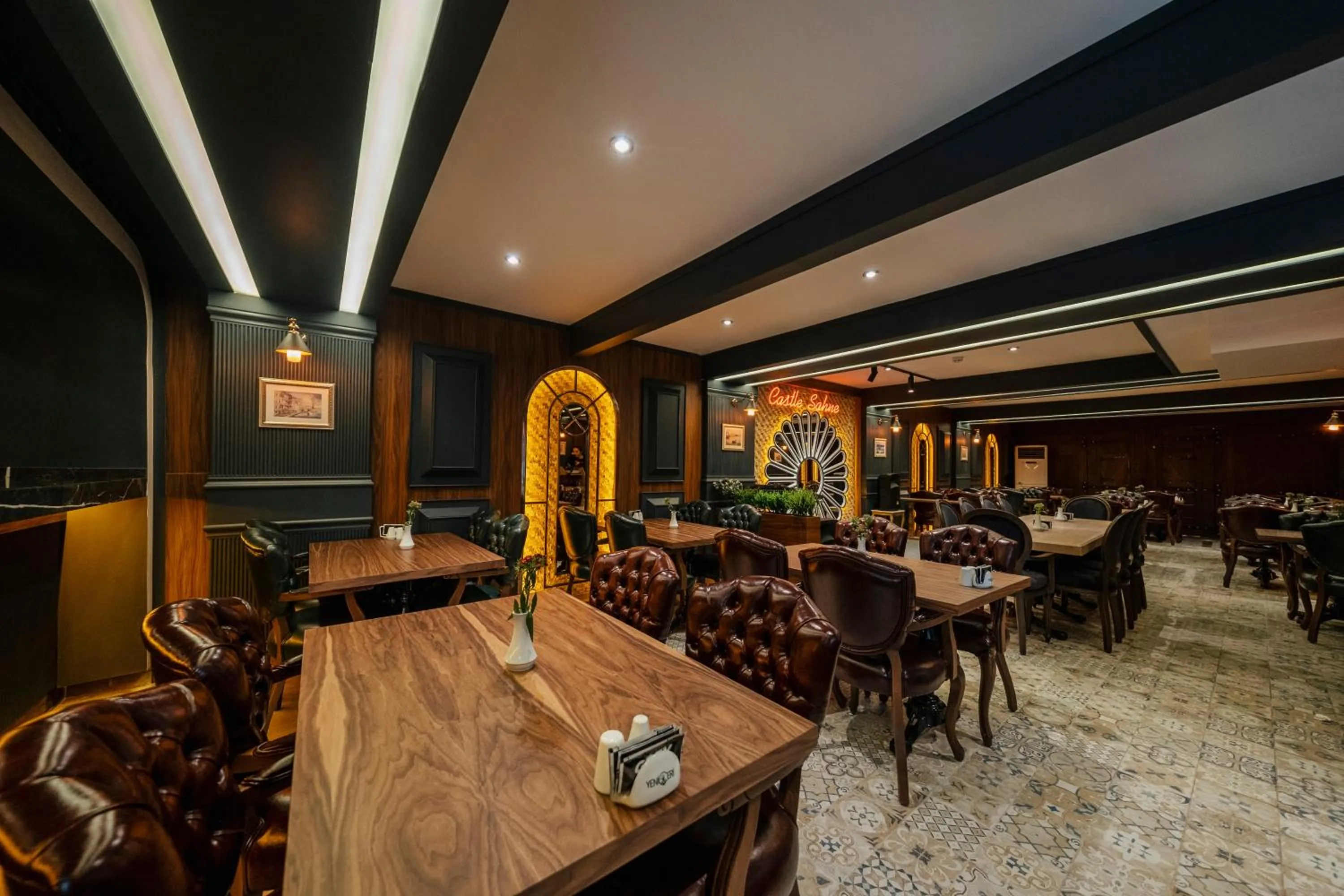 Restaurant/places to eat in Castle Old Town Hotel