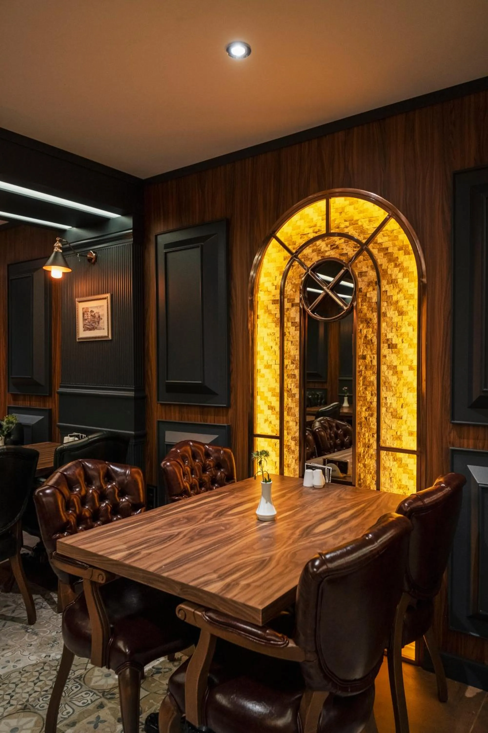 Restaurant/places to eat in Castle Old Town Hotel