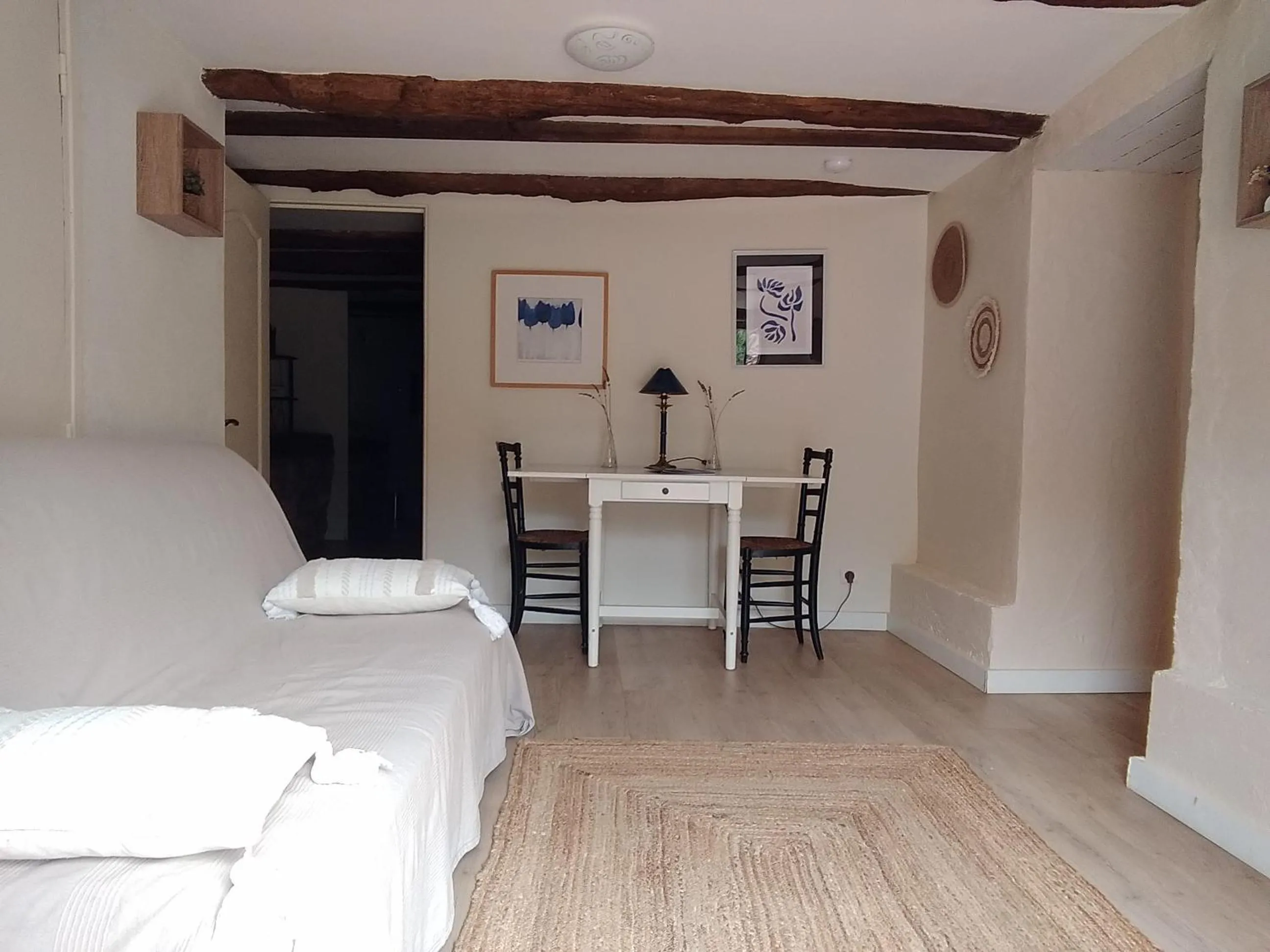 Seating area, Bed in Domaine de Cadenne