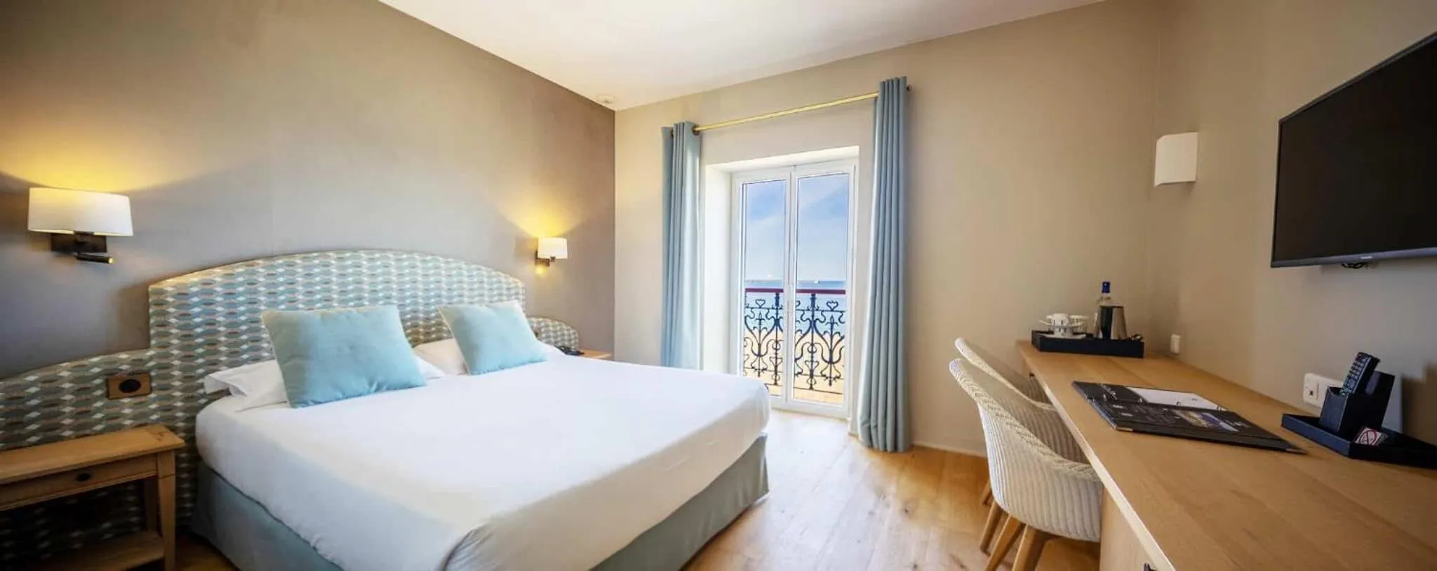 Bed in Hôtel de la Plage - Saint Jean de Luz