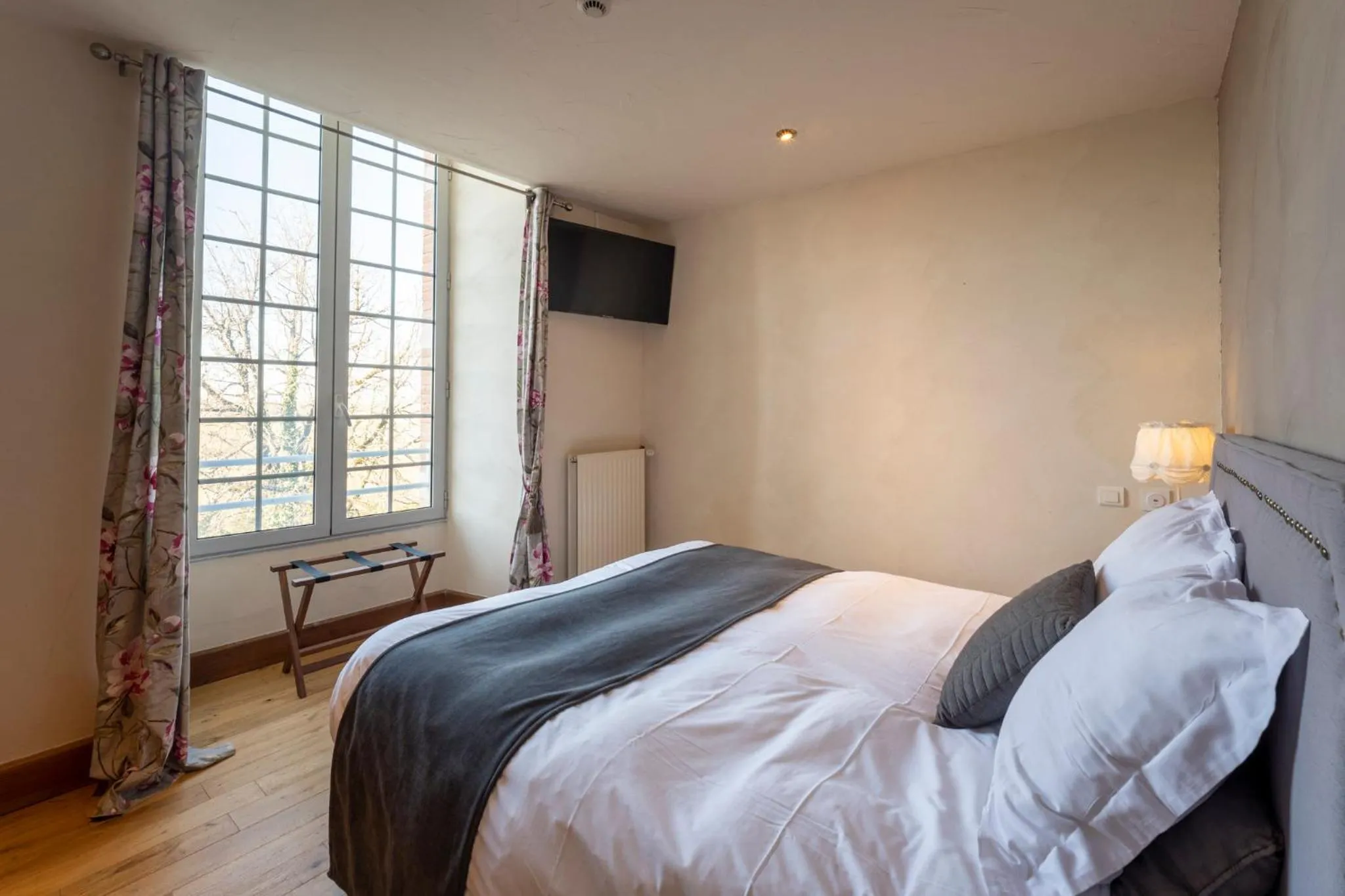 Photo of the whole room, Bed in Château de Loubéjac