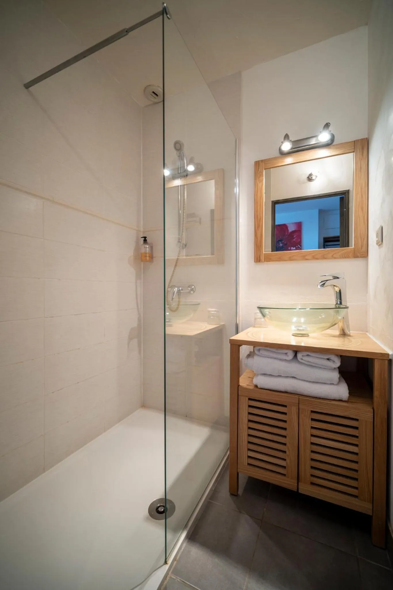 Shower in Château de Loubéjac