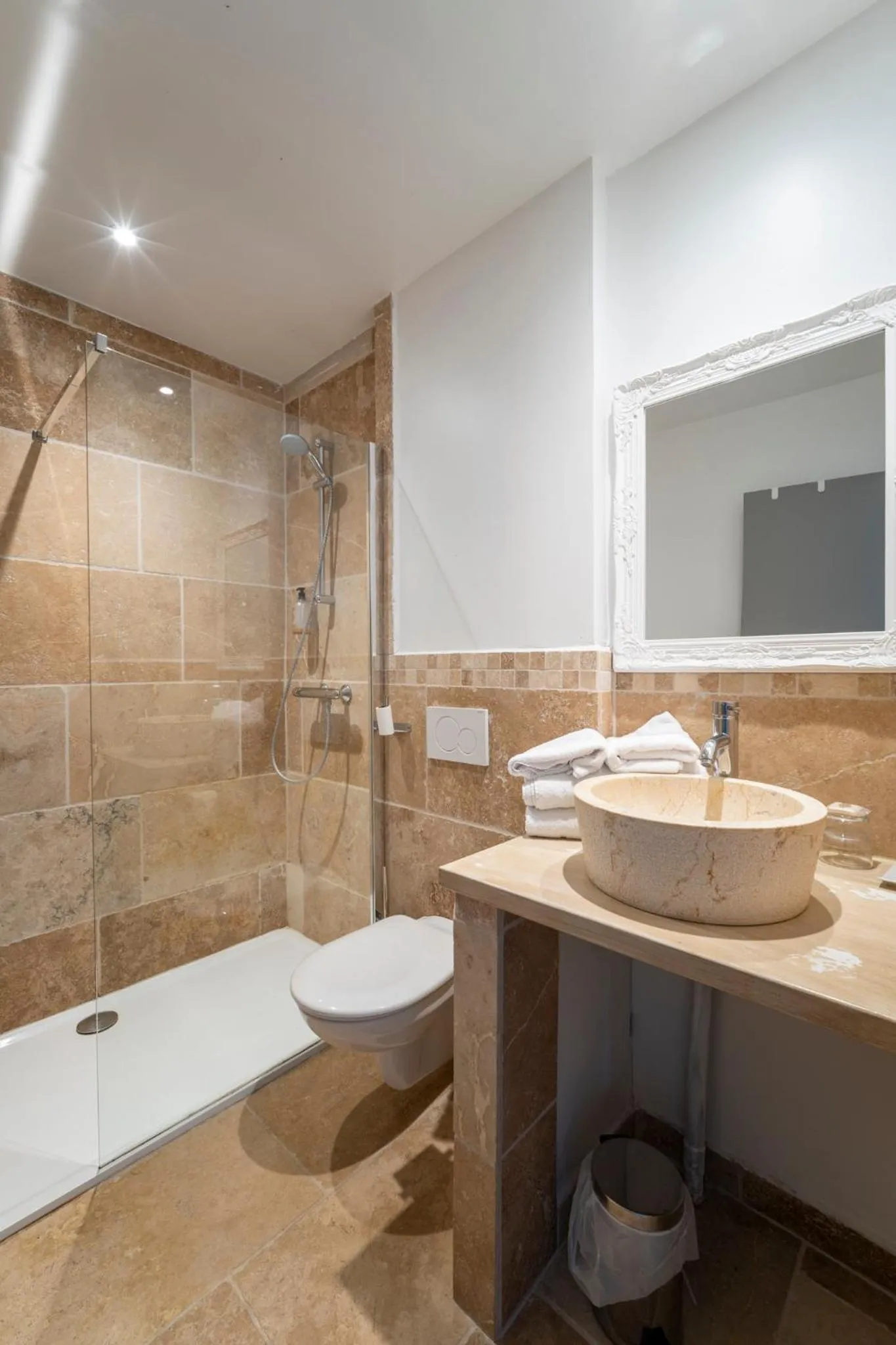 Shower in Château de Loubéjac