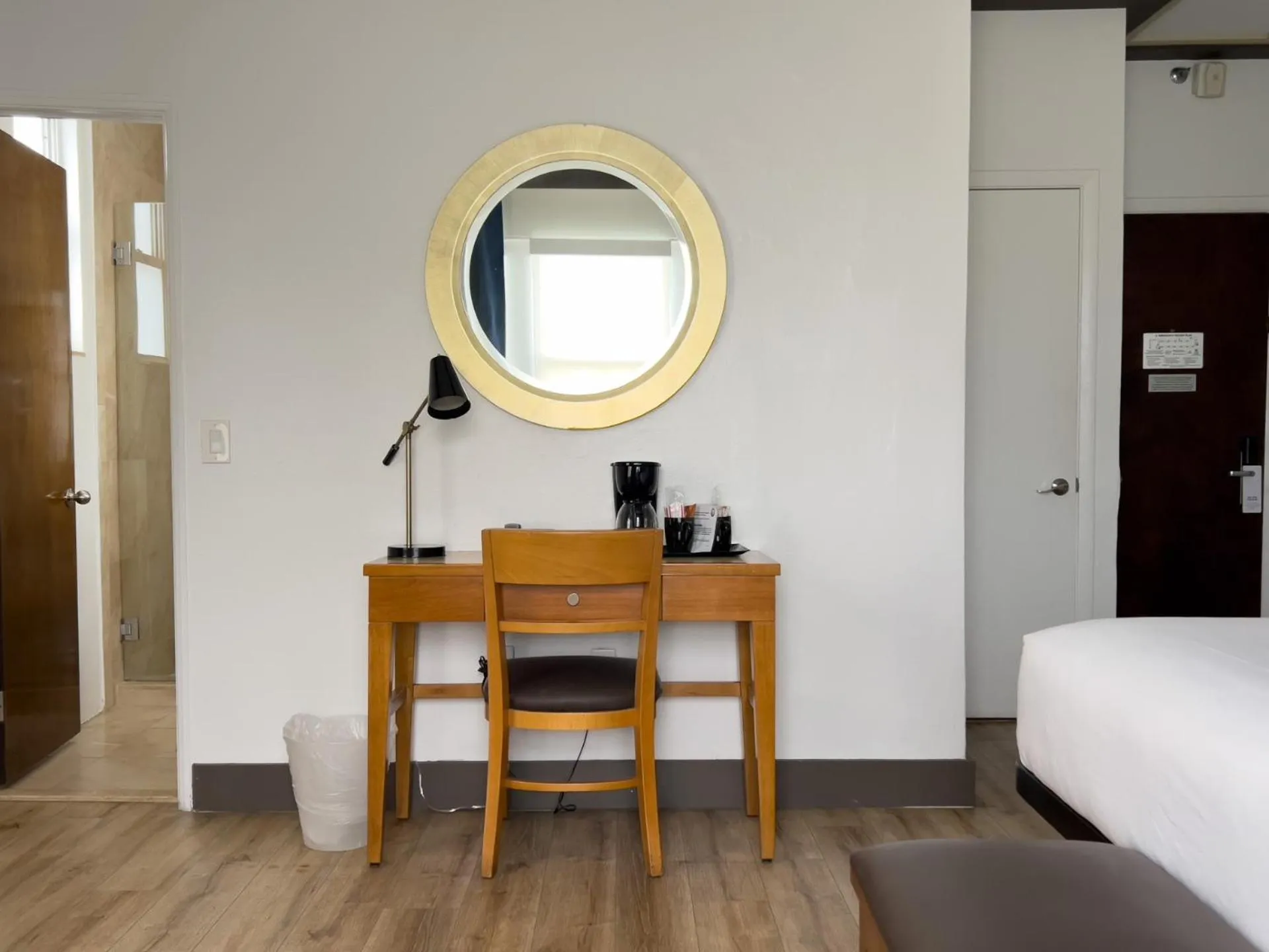 Photo of the whole room, Bed in Majestic Hotel South Beach