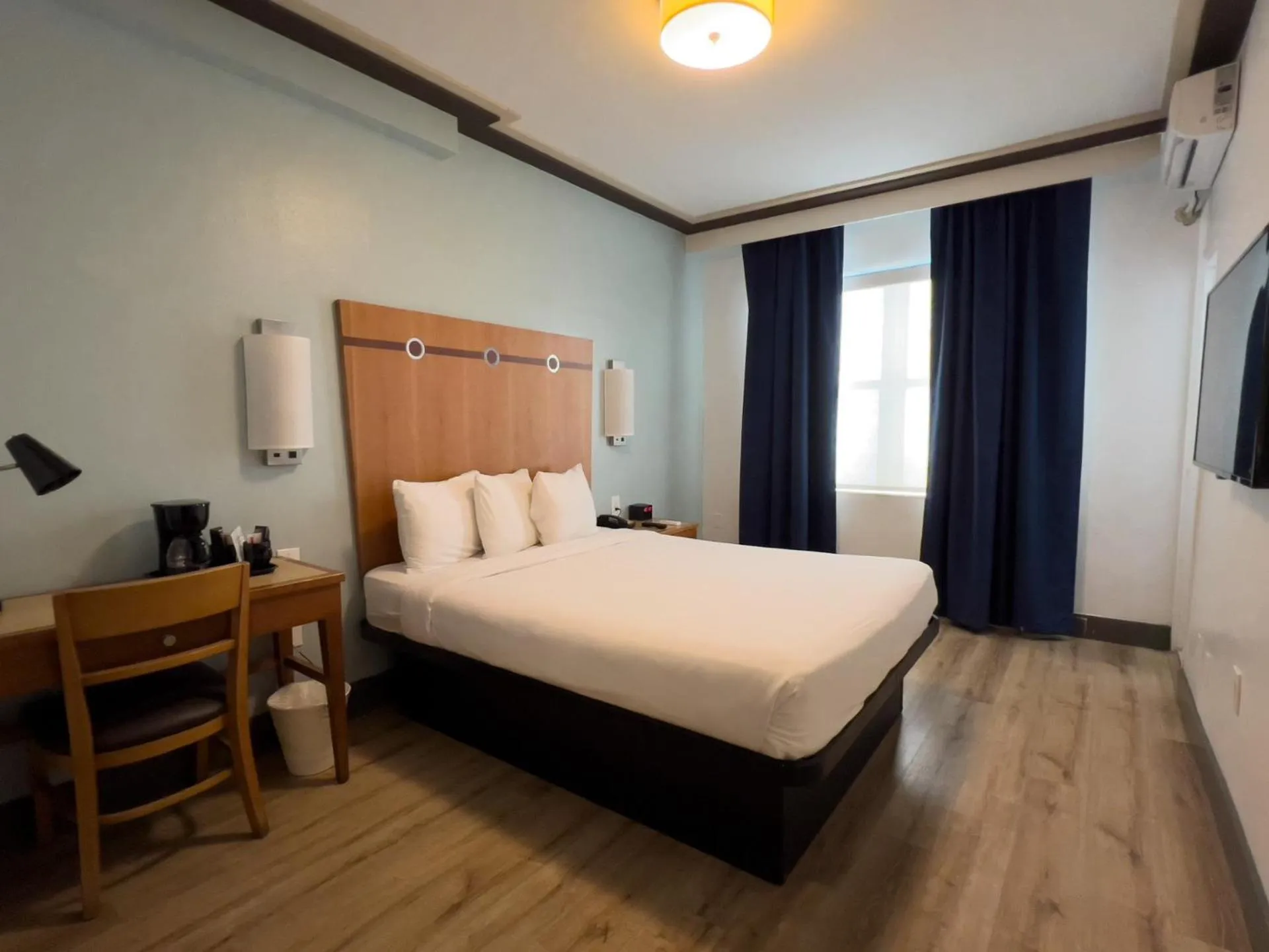 Bed in Majestic Hotel South Beach