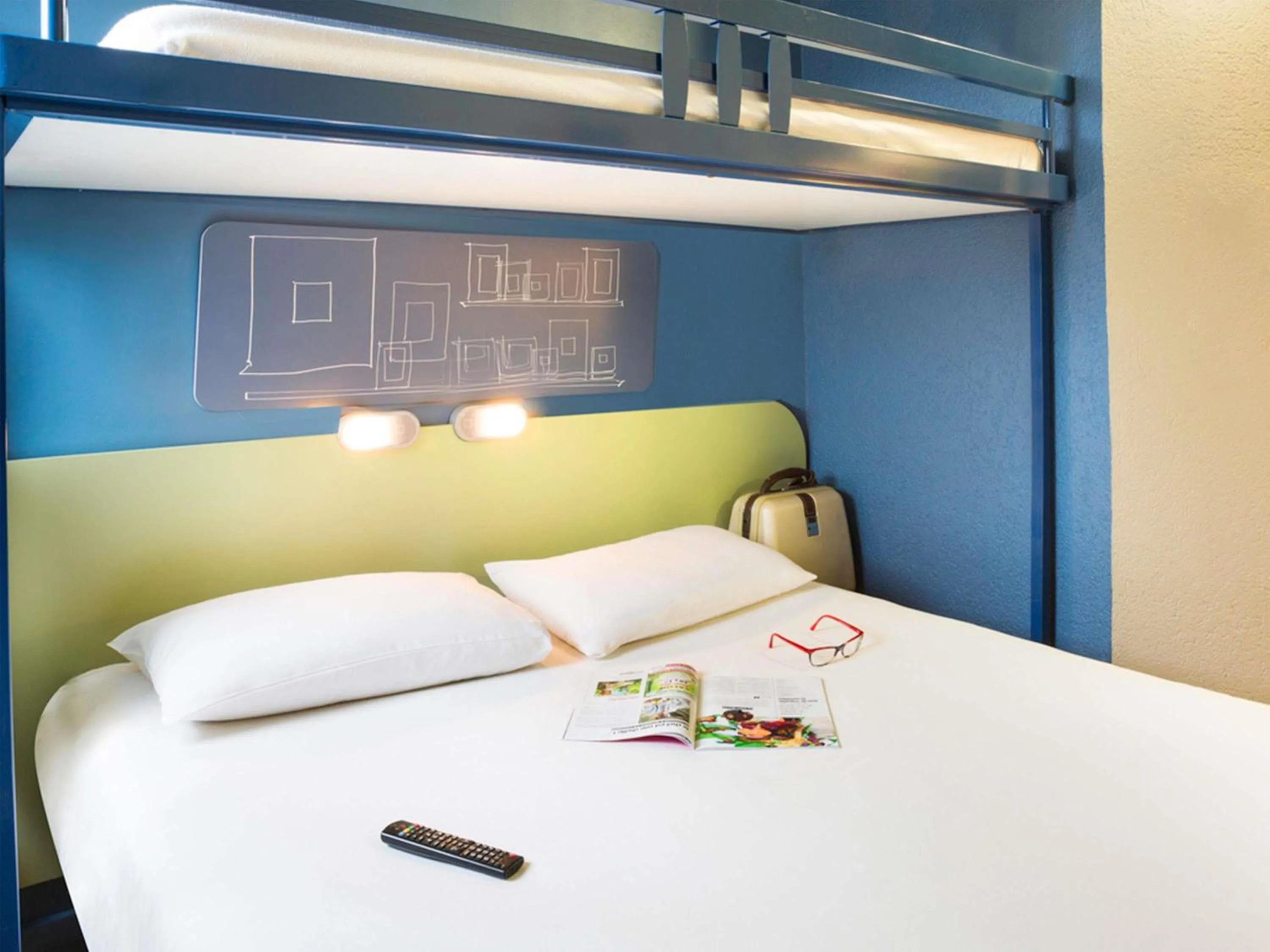 Bedroom, Bed in ibis budget Thonon Les Bains