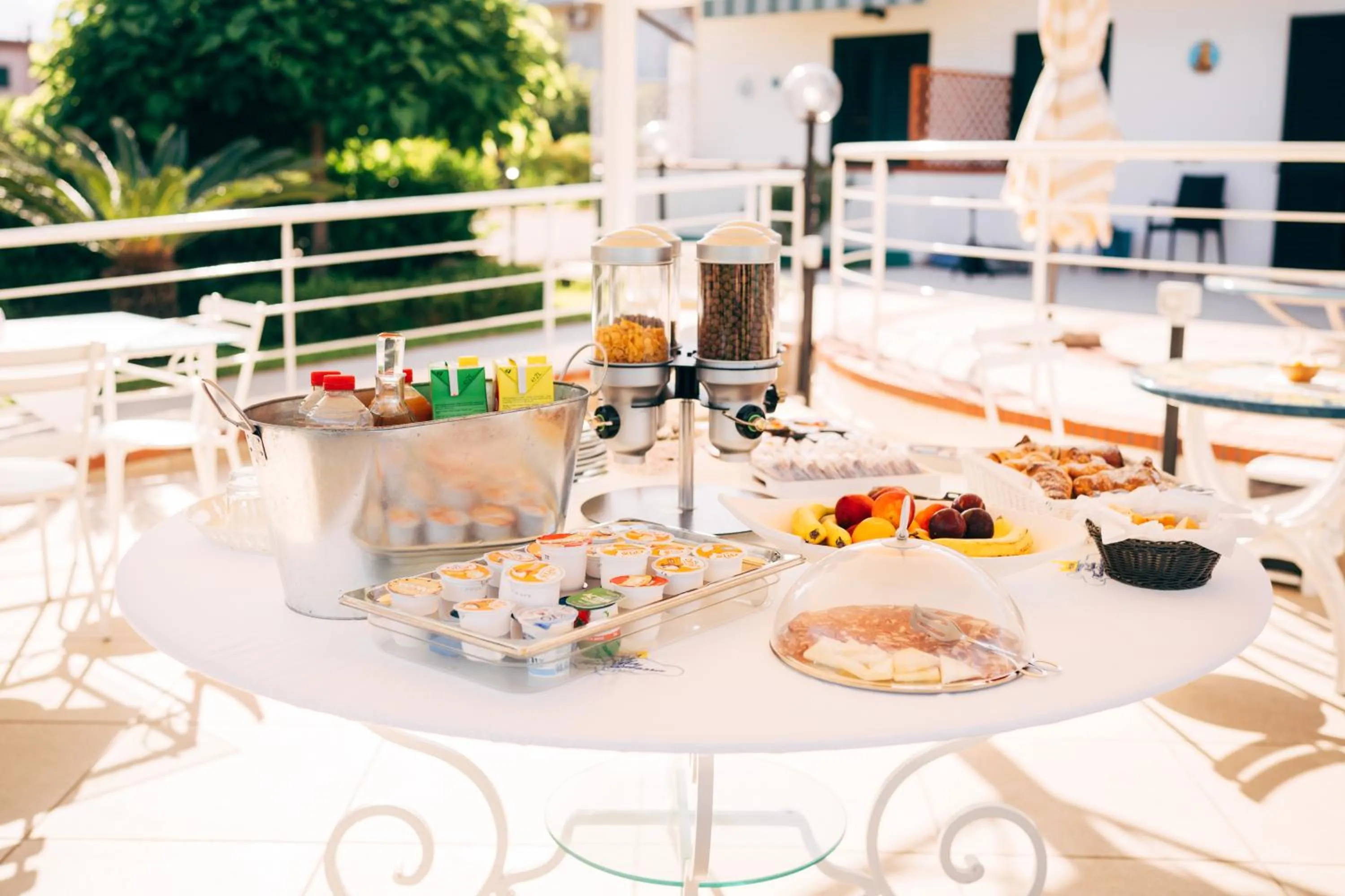 Breakfast in Villa Maredona