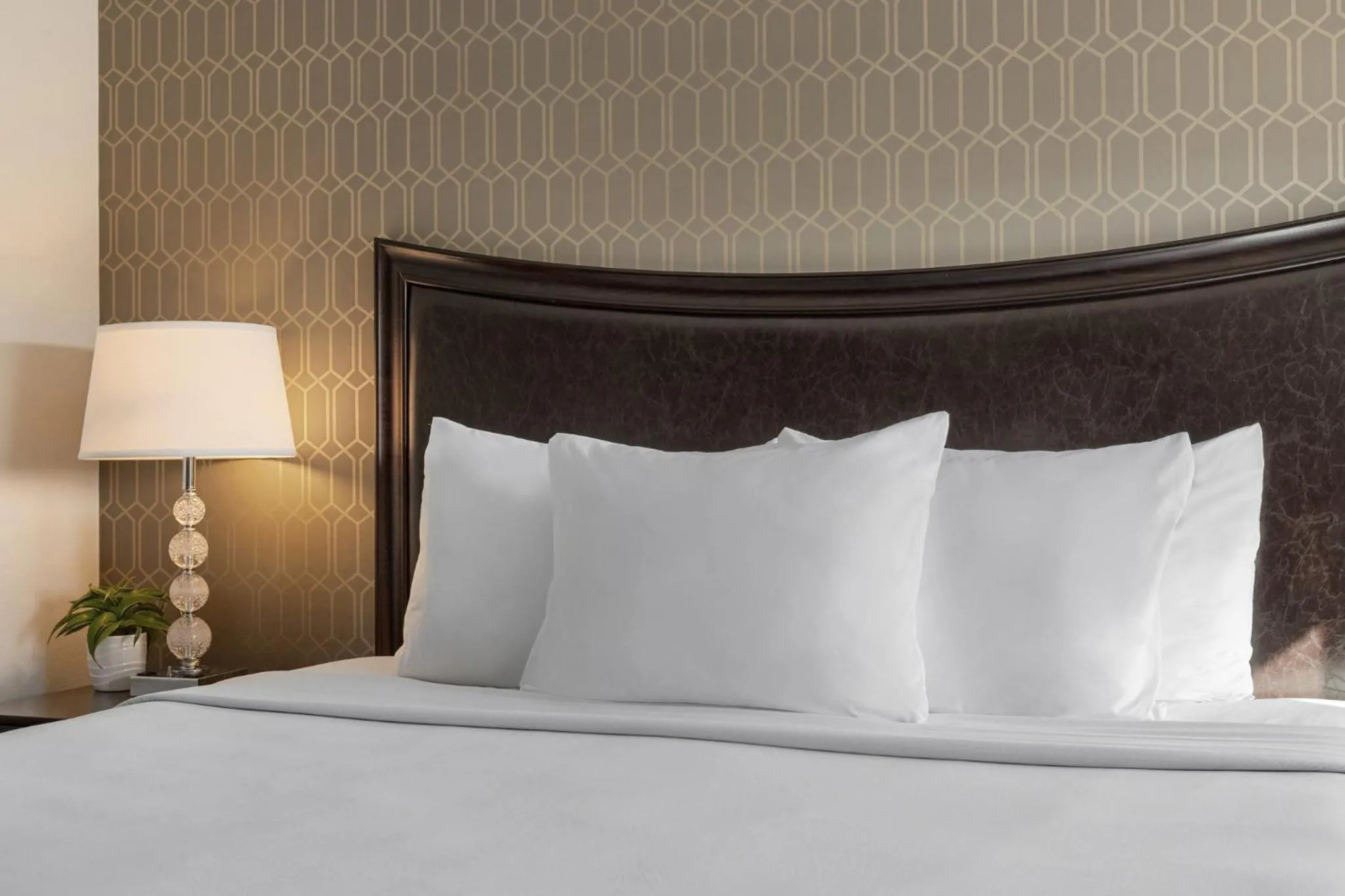 Bedroom, Bed in Peacock Suites