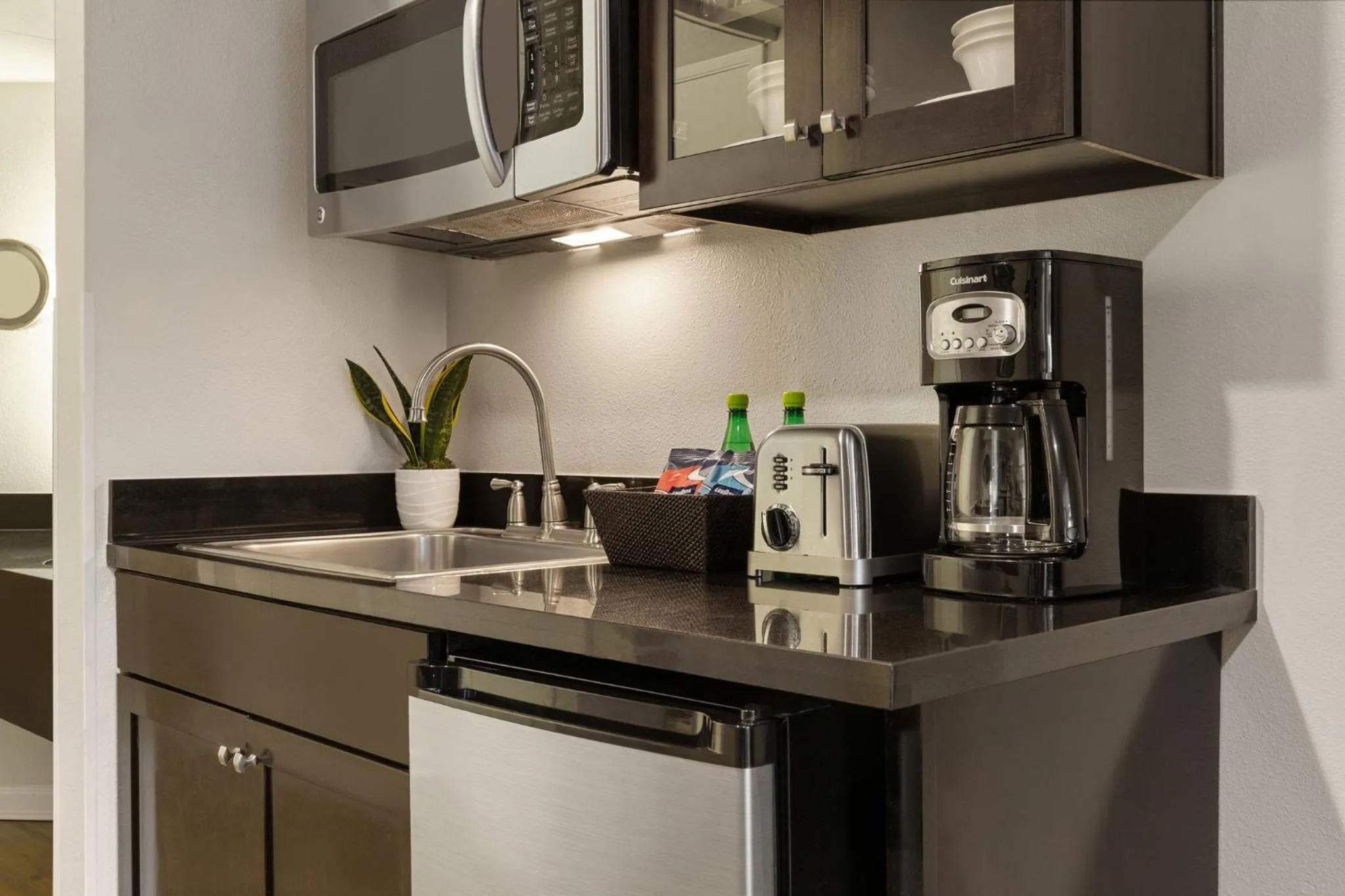 Kitchen or kitchenette in Peacock Suites