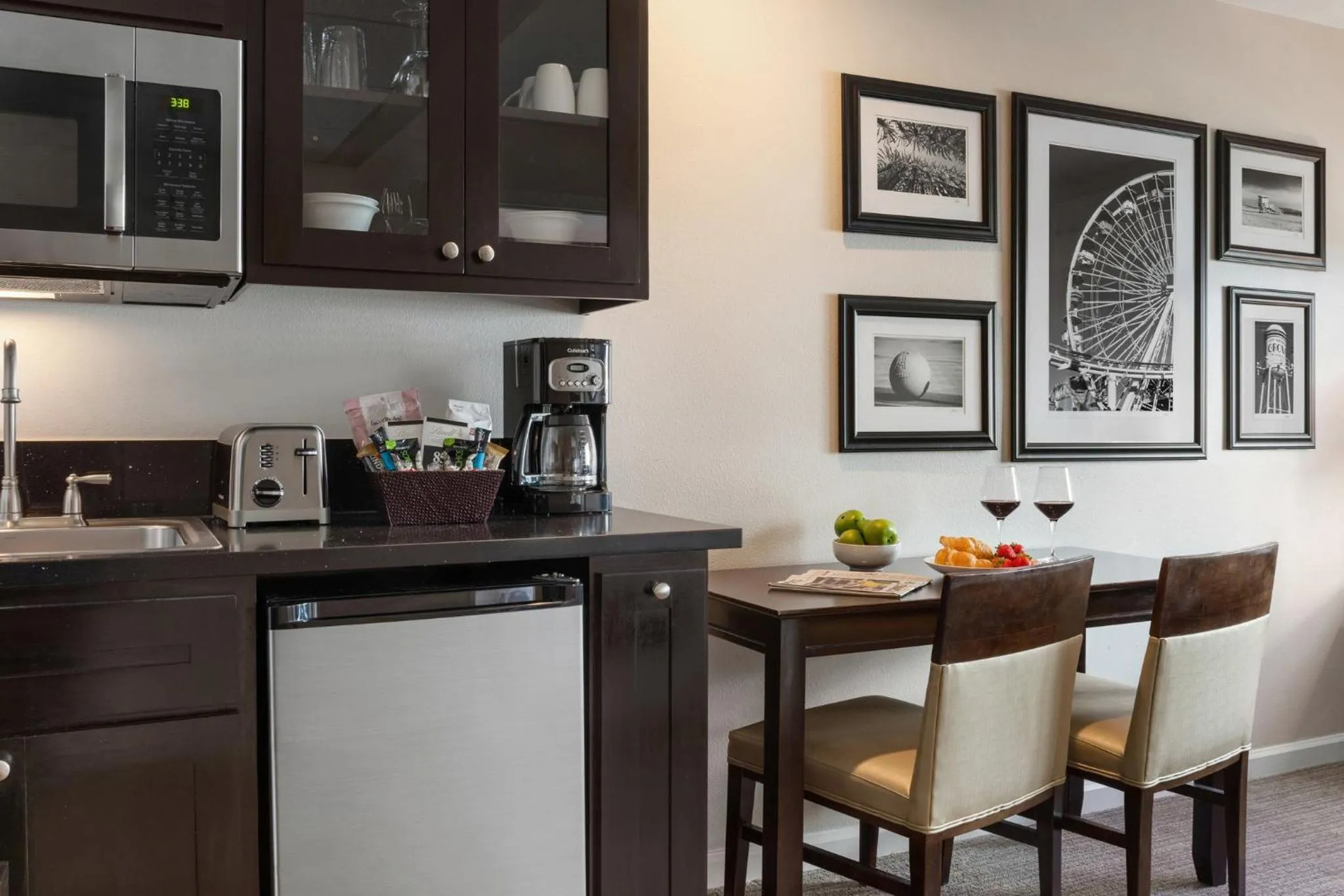 Kitchen or kitchenette in Peacock Suites