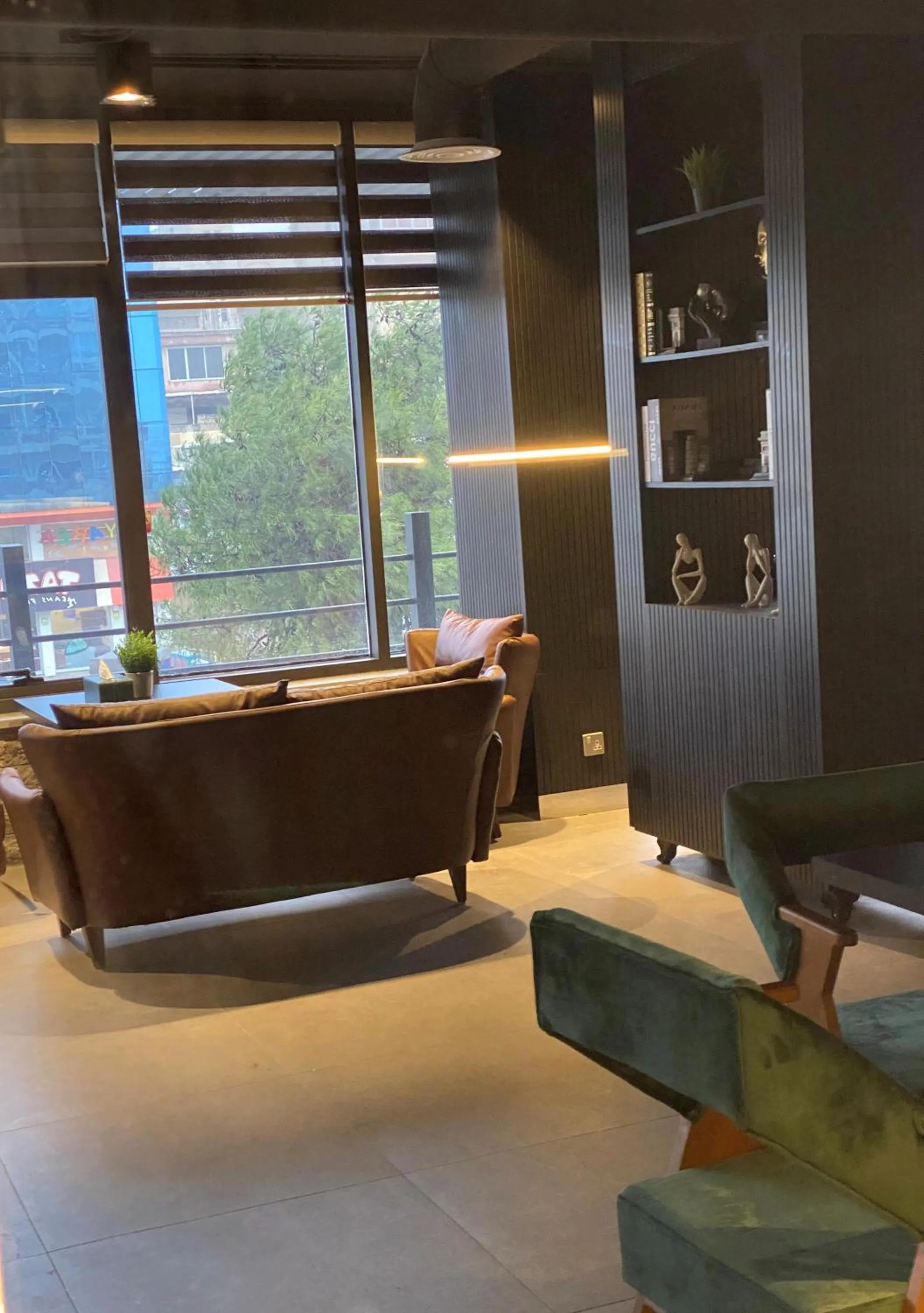 Restaurant/places to eat in Diamond Hotel