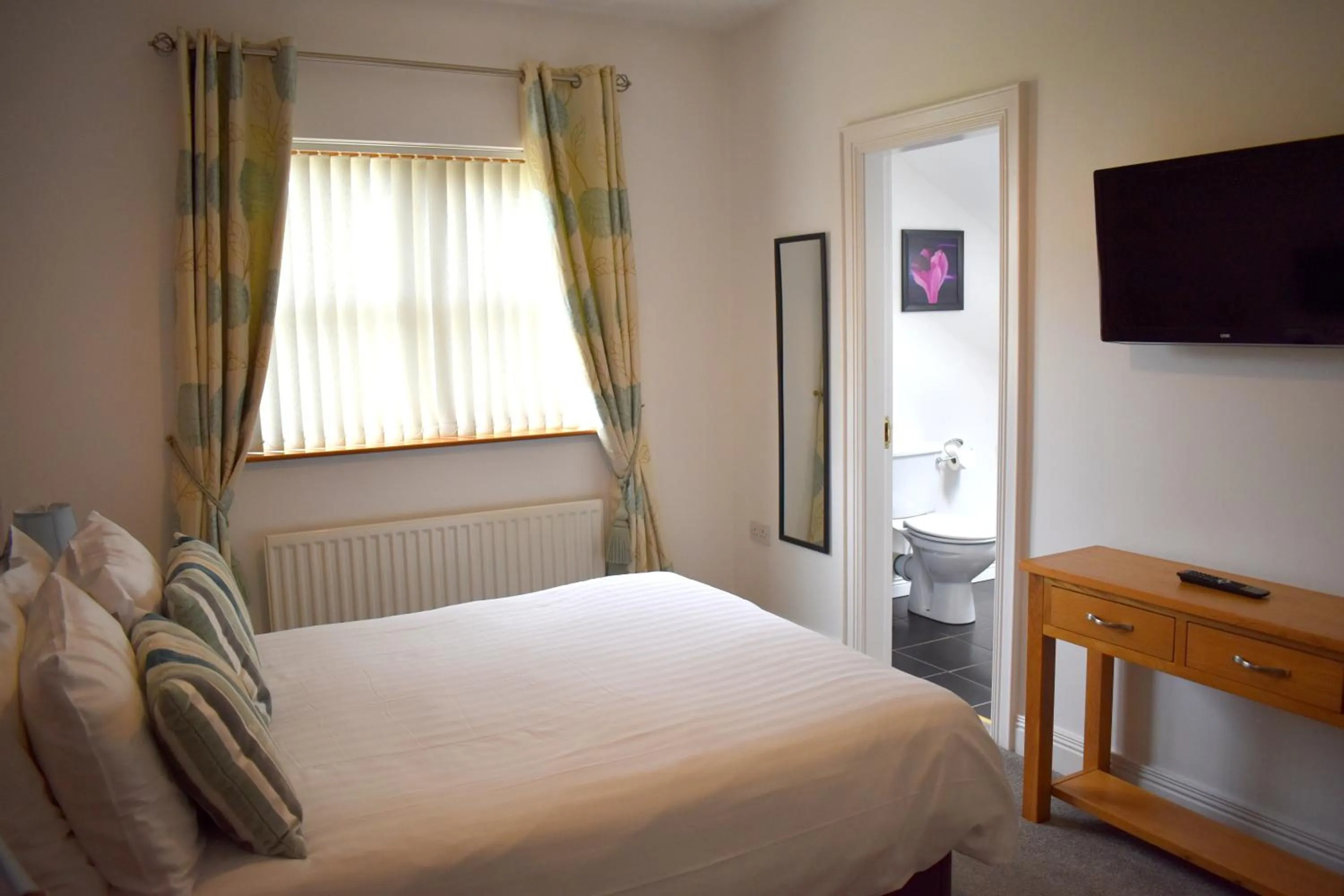 Photo of the whole room, Bed in The Meadows B&B