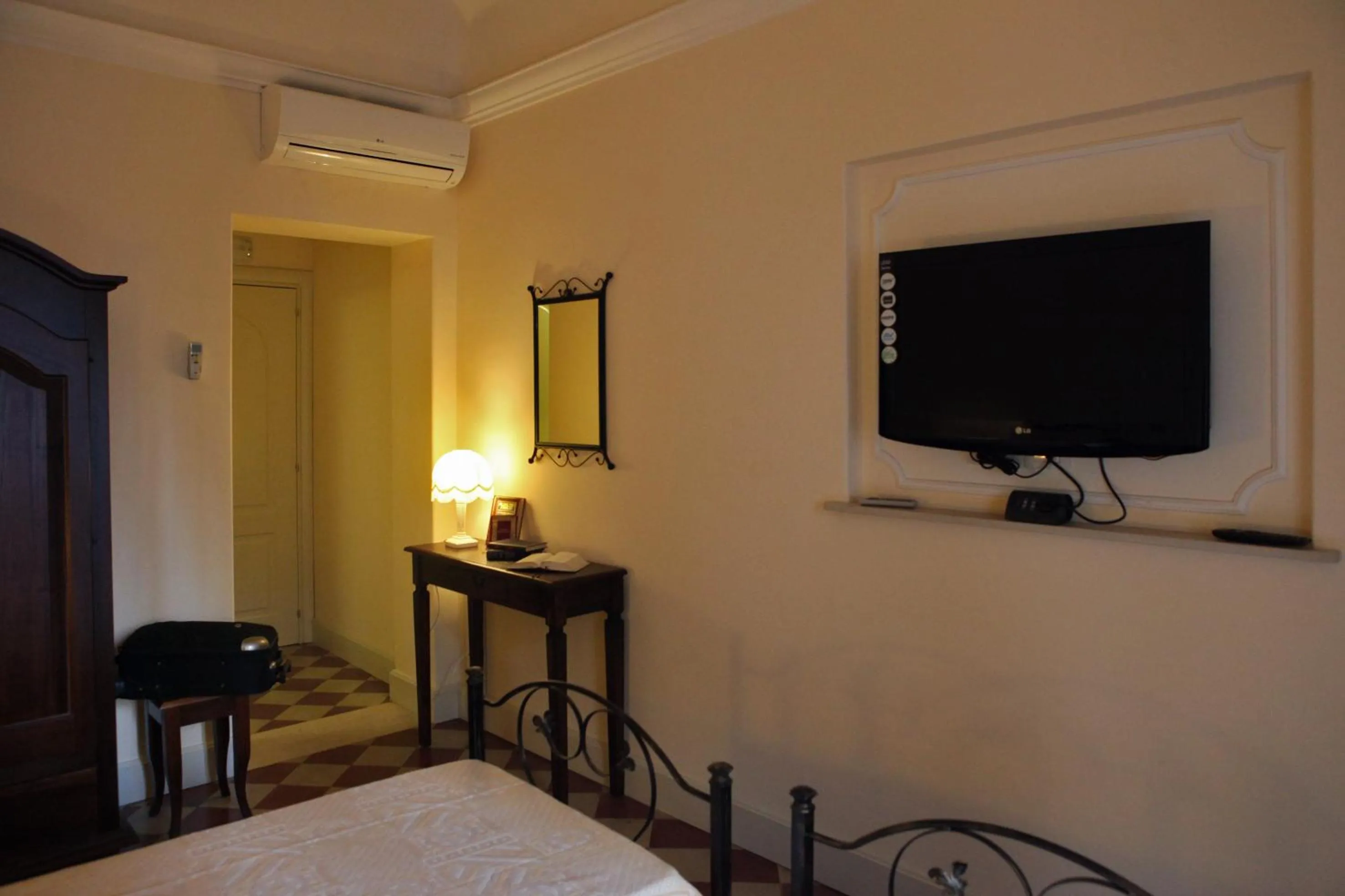 Photo of the whole room, Bed in Al Duomo Inn