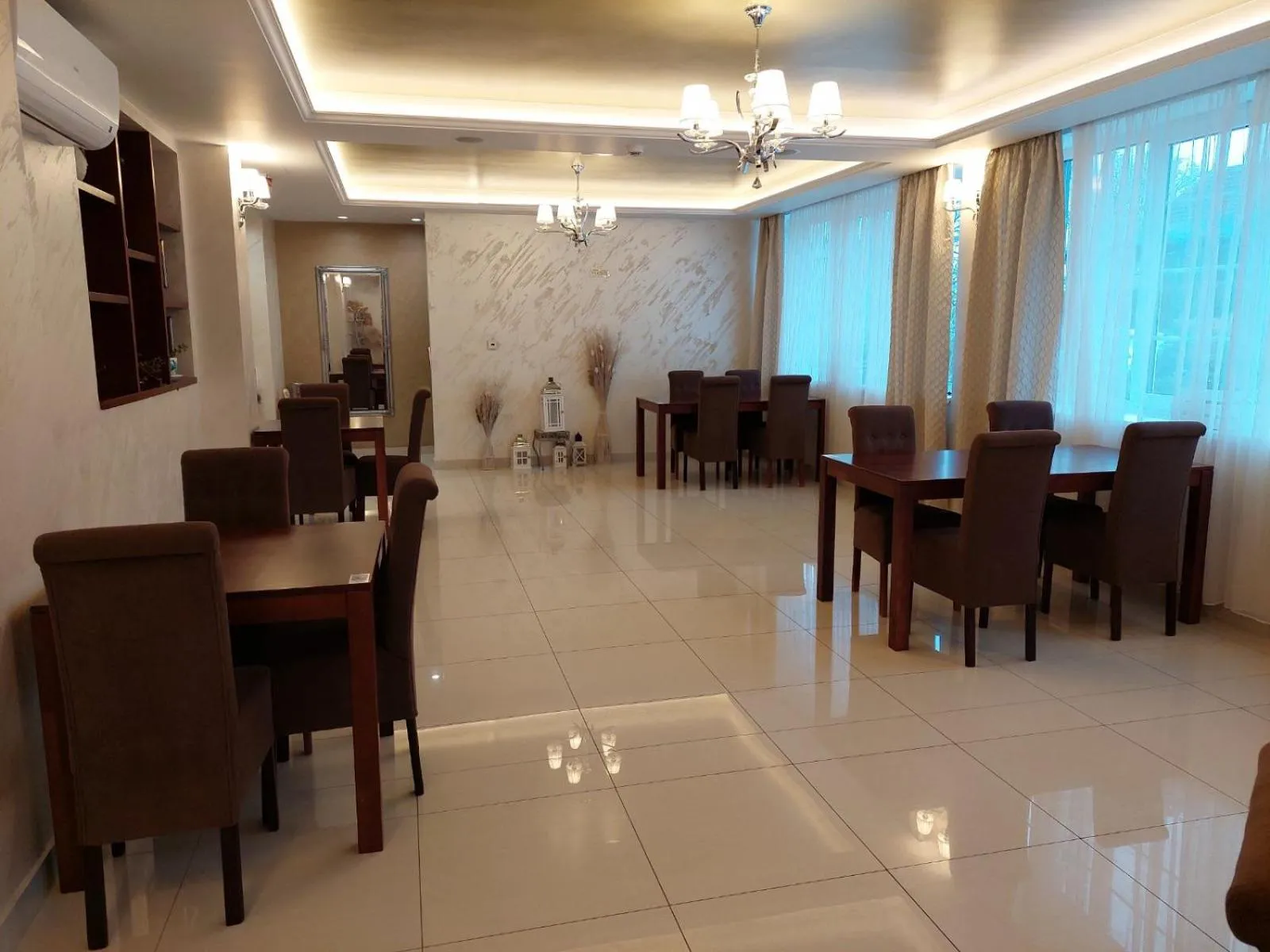 Restaurant/places to eat in Hotel Orion