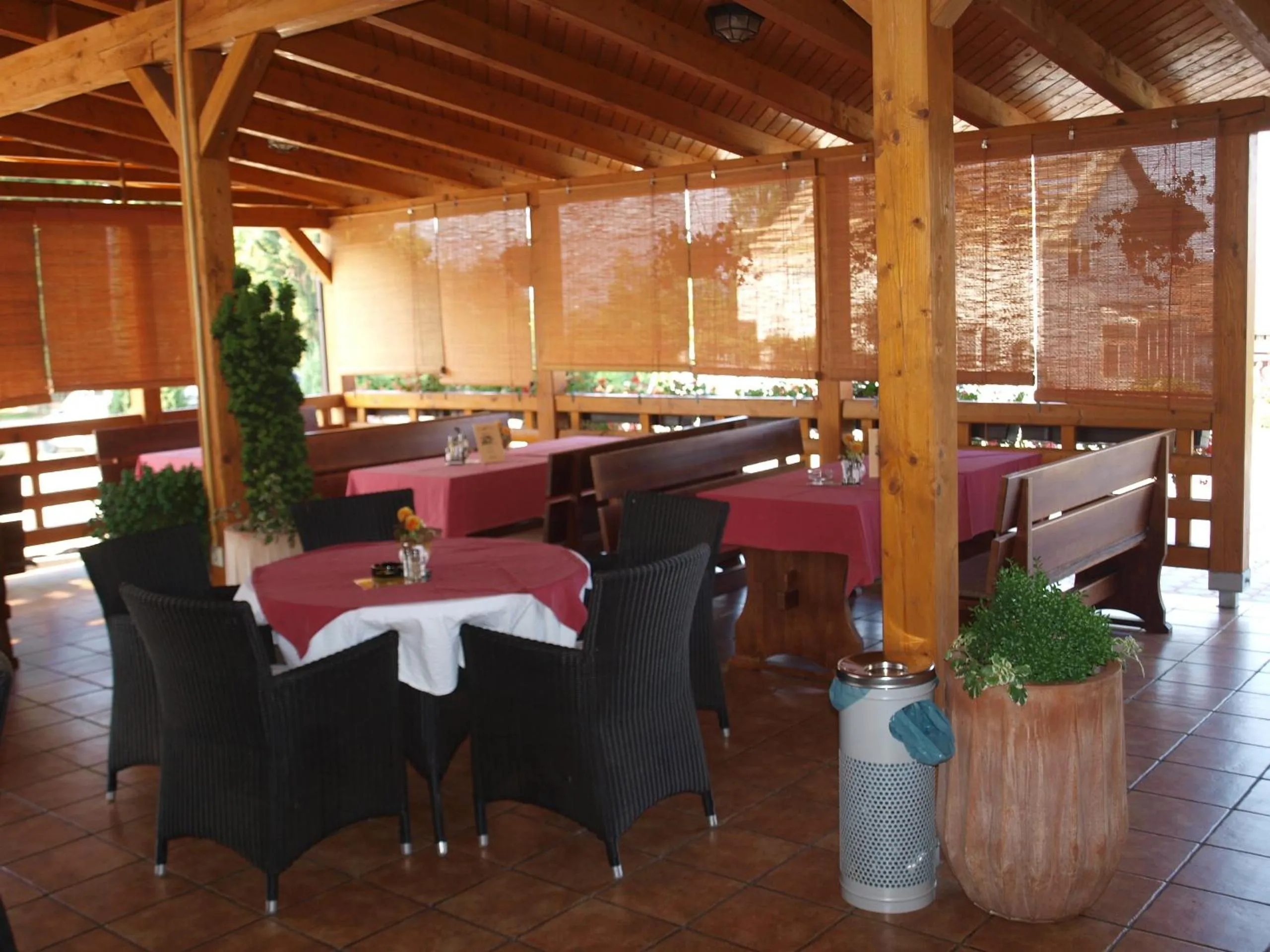 Restaurant/places to eat in Hotel Orion