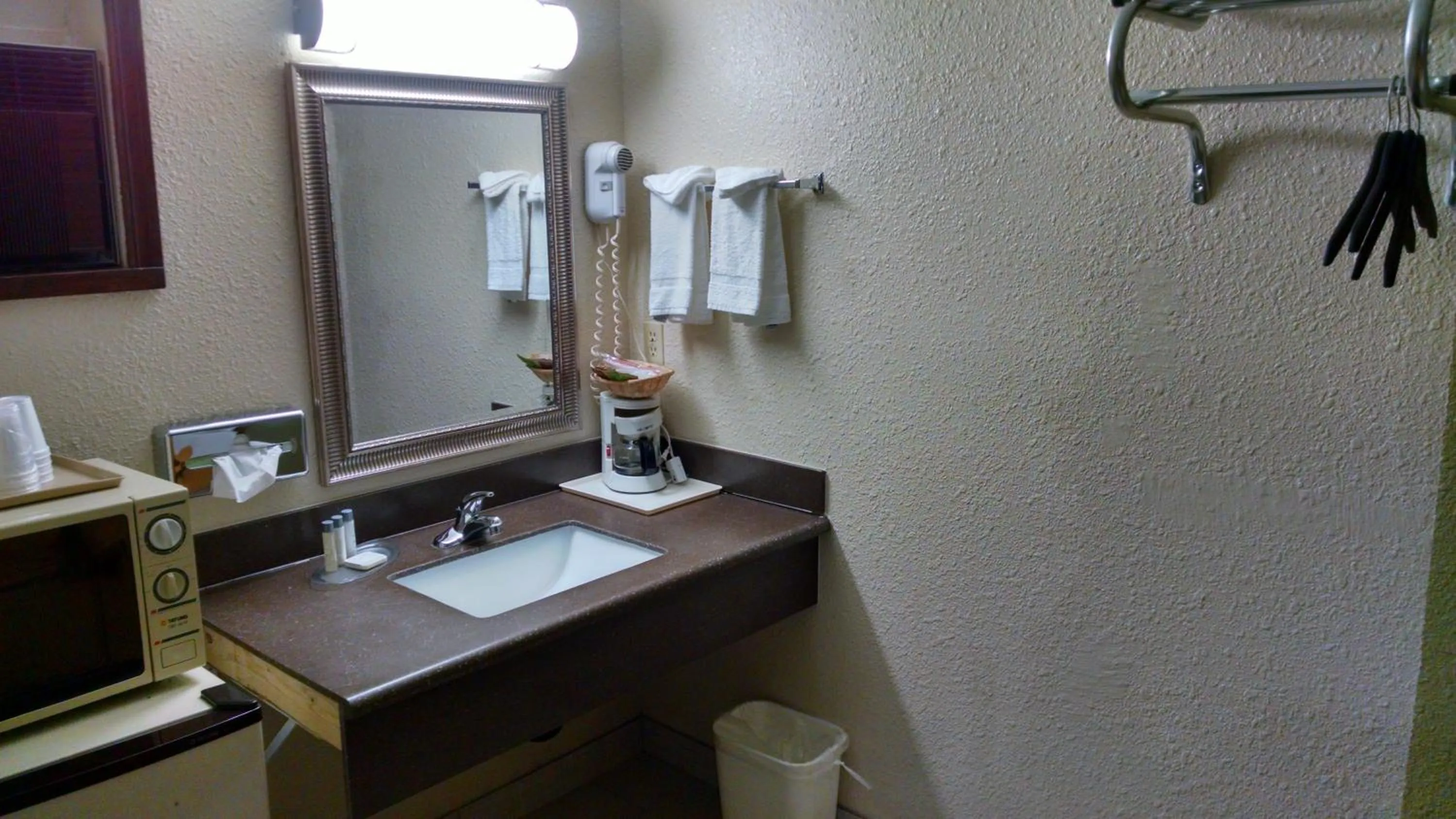 Bathroom in Motel In The Pines