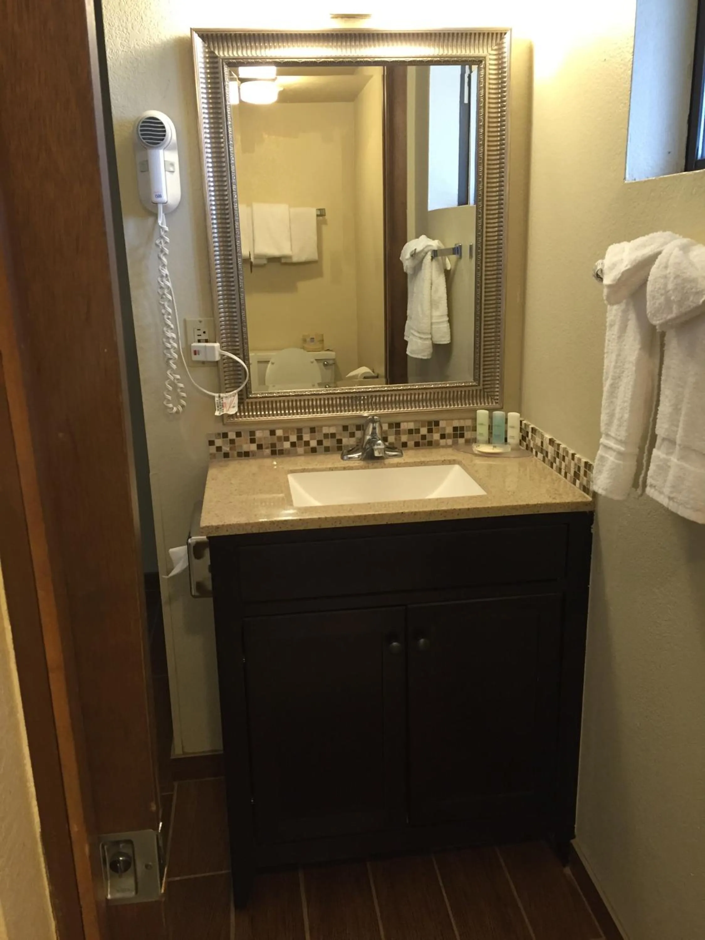 Bathroom in Motel In The Pines