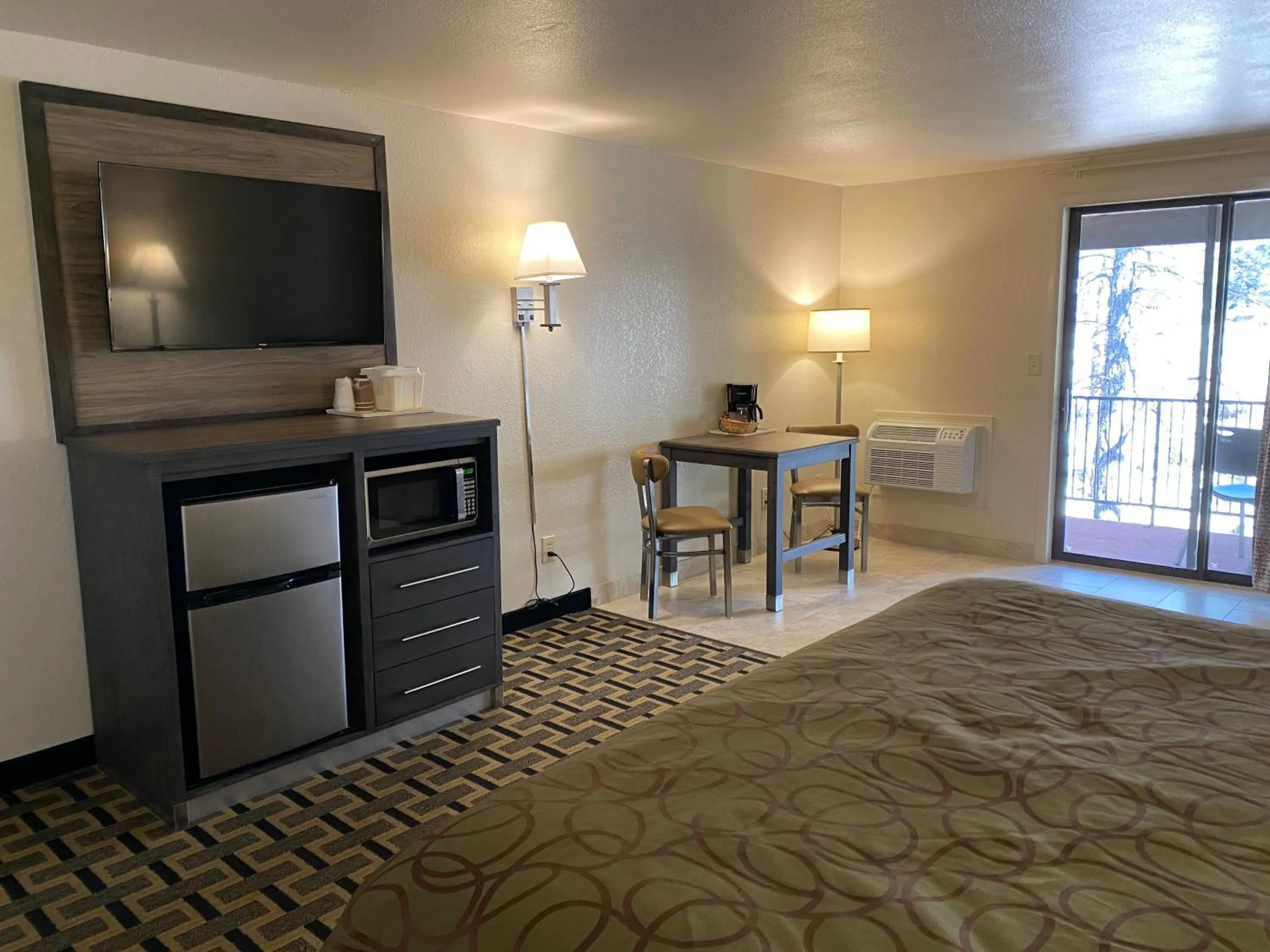 TV and multimedia, Bed in Motel In The Pines