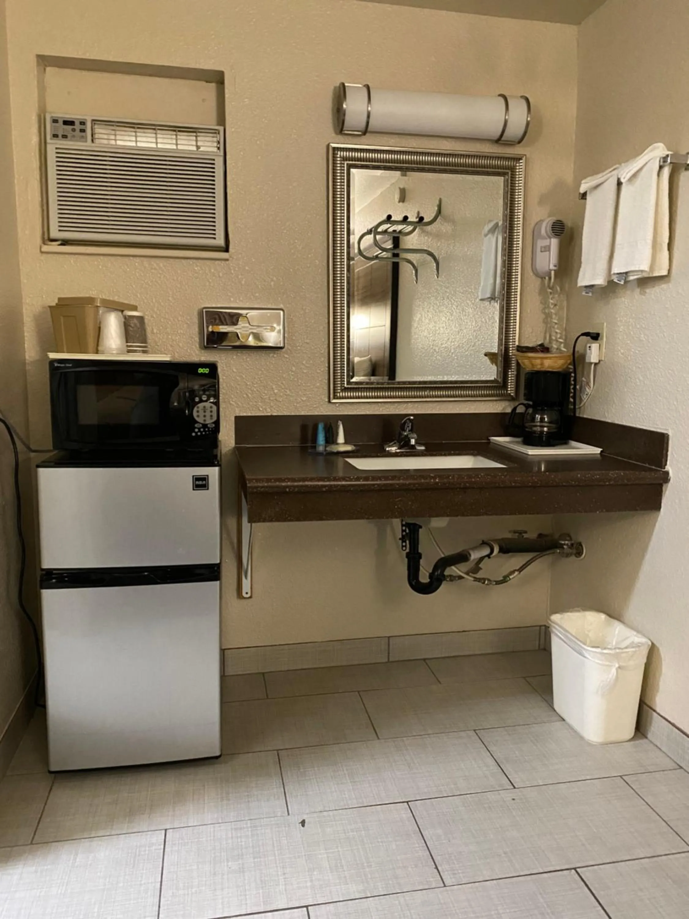 Coffee/tea facilities in Motel In The Pines