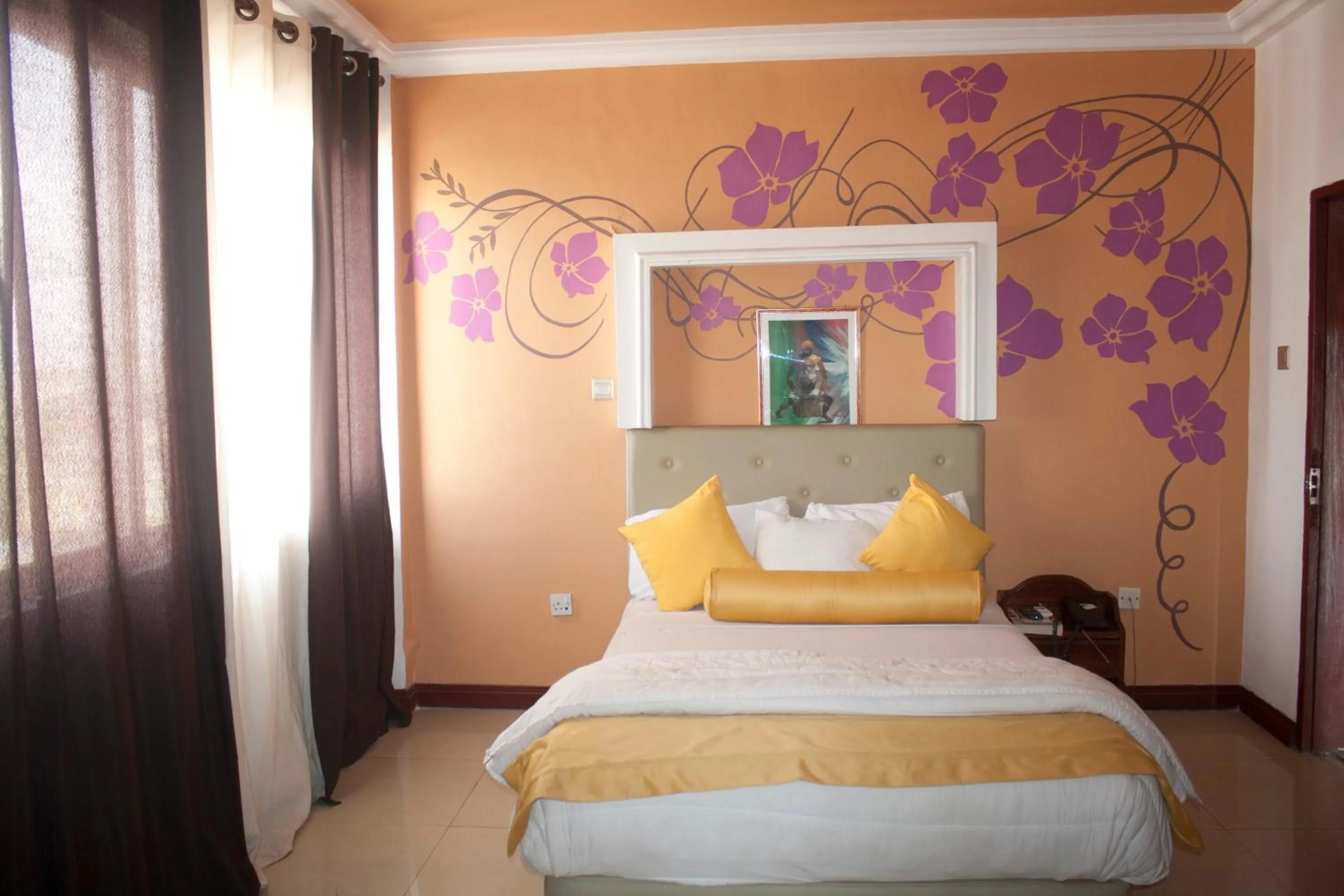 Bedroom, Bed in Niagara Hotel