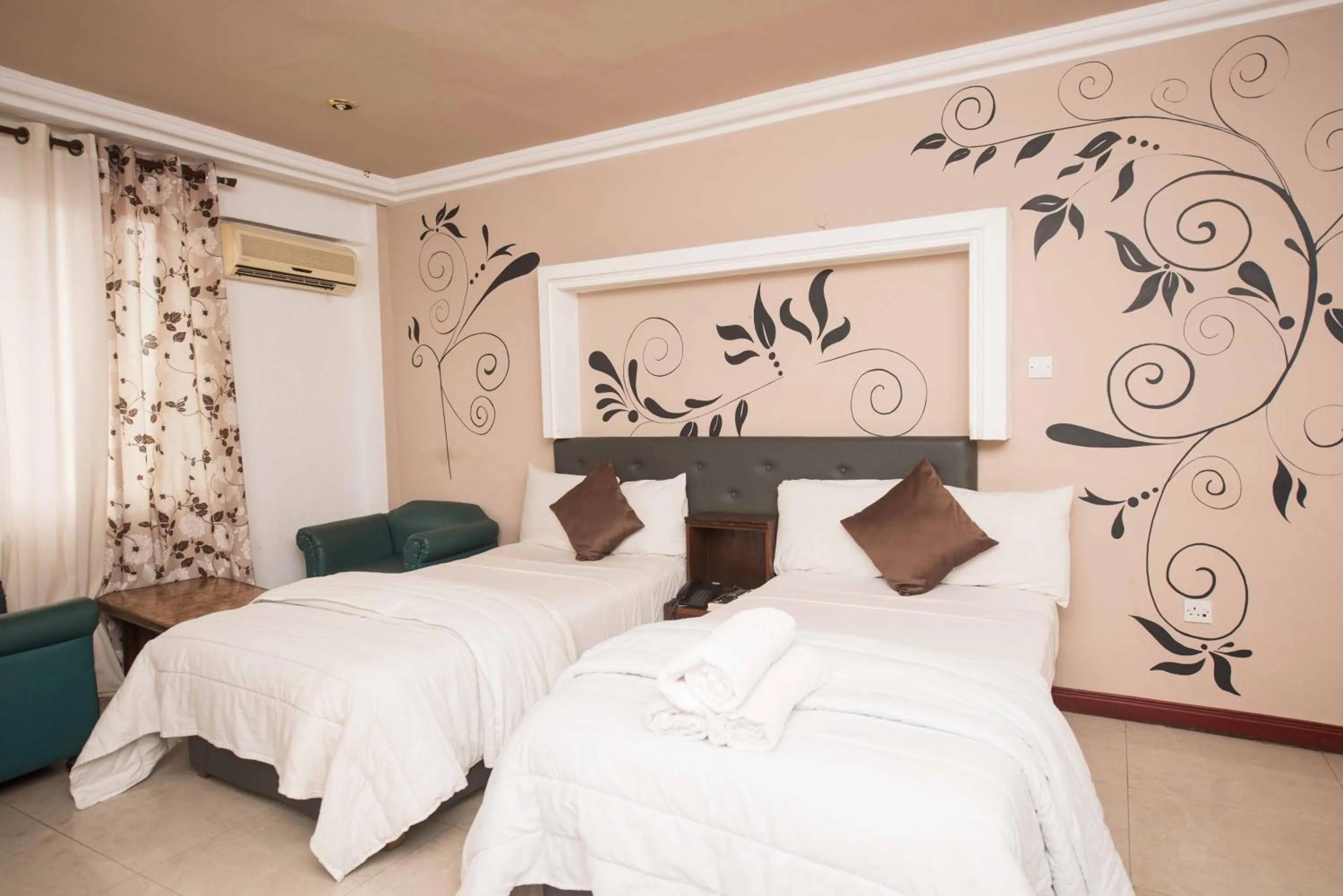 Photo of the whole room, Bed in Niagara Hotel