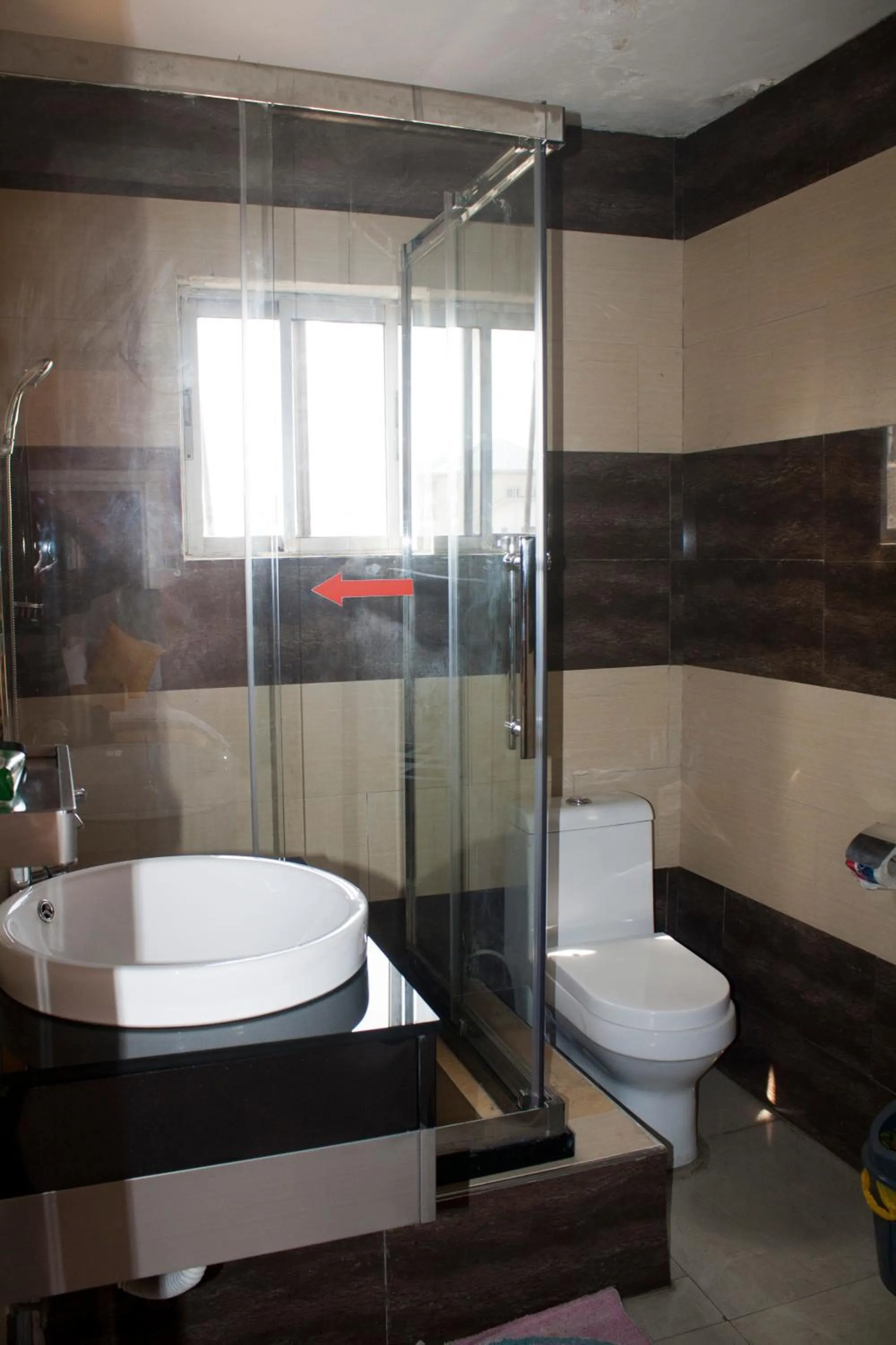 Toilet in Niagara Hotel